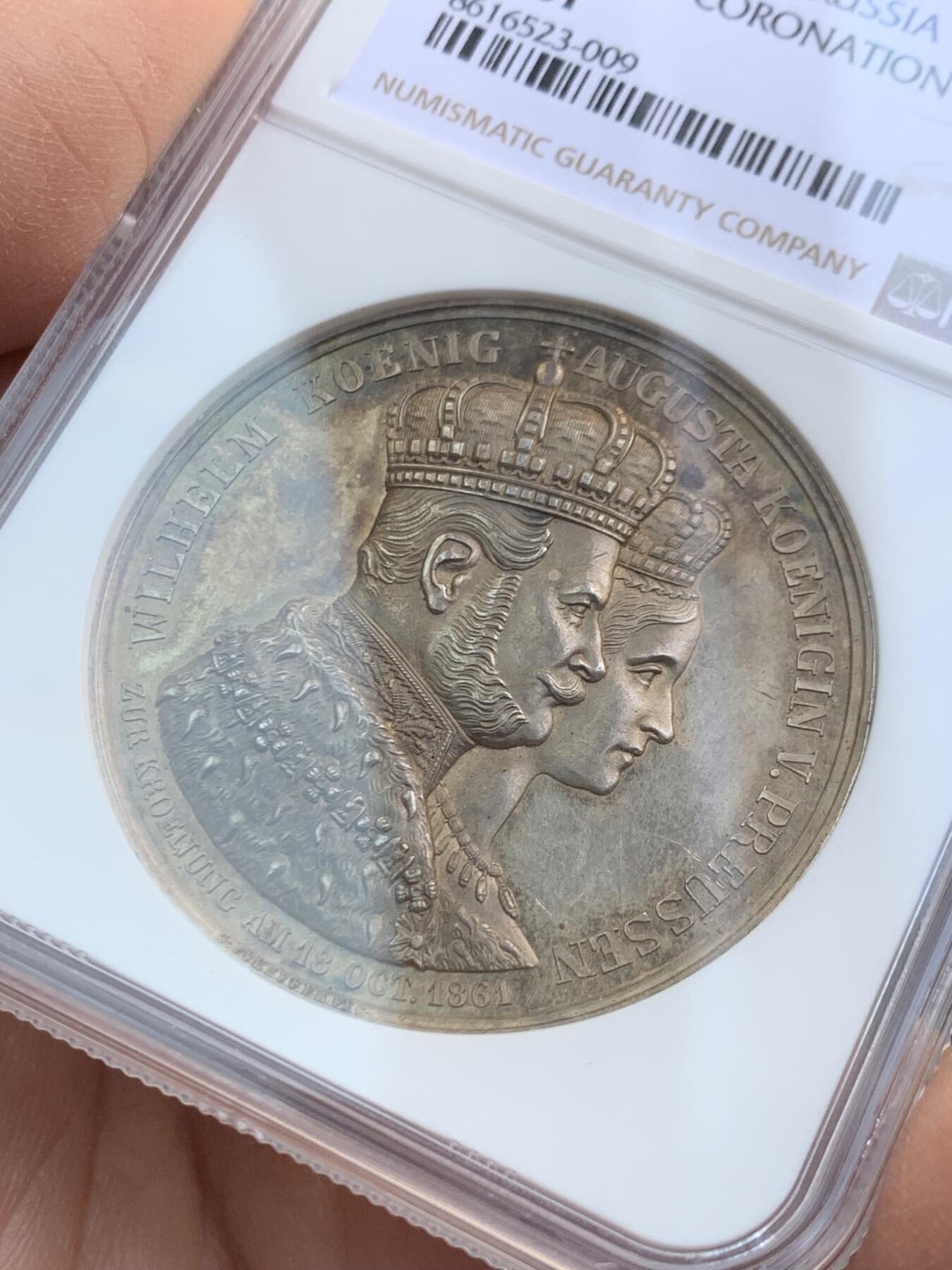 《竞宝斋》第446场 周日，周一，2场连拍 （全场包邮） NGC MS61 德国1861年普鲁士威廉一世登基加冕银章，稀见品种，整体金黄色包浆为主，细节均在，非常漂亮，分数有点可惜。
