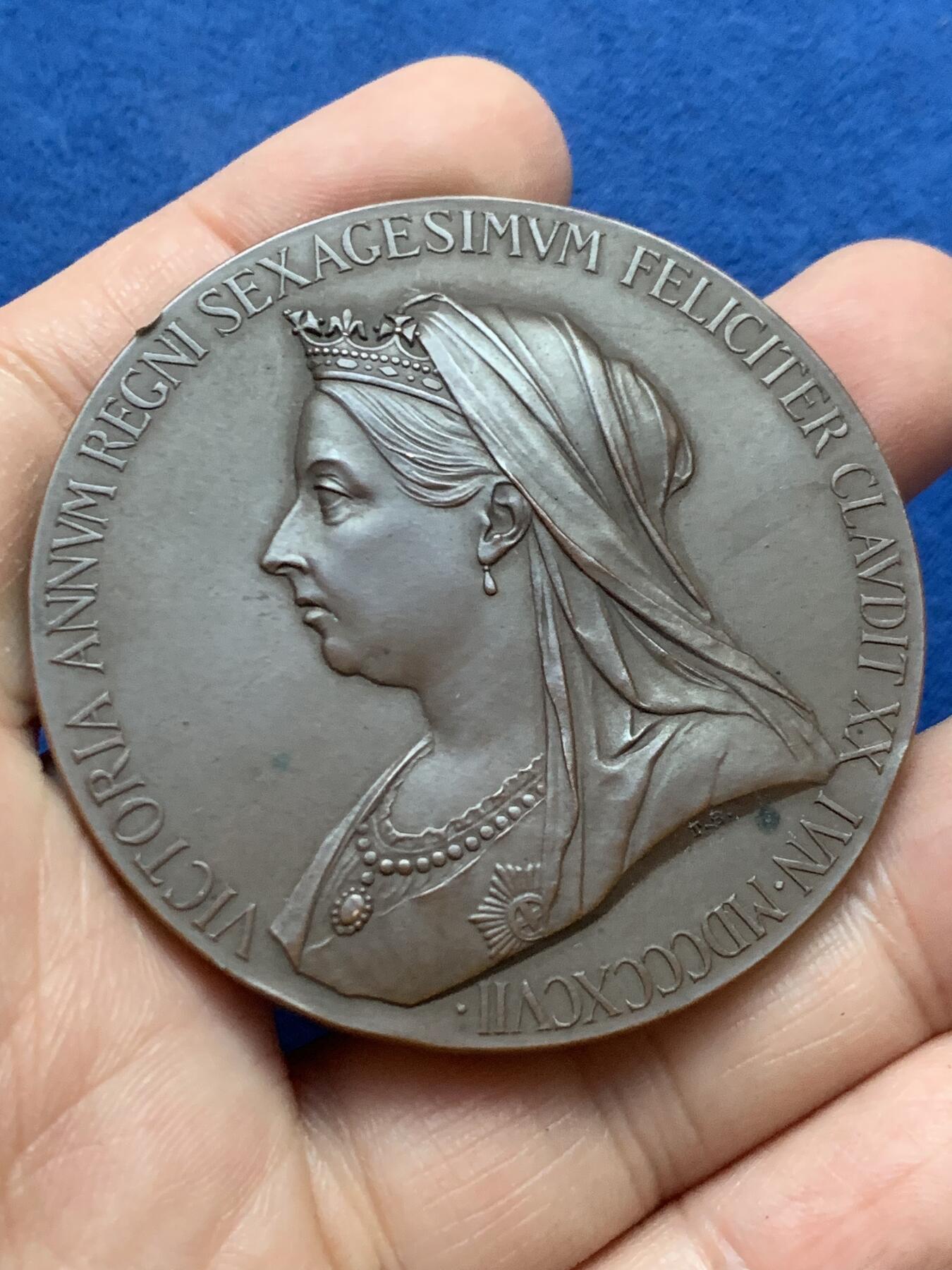 《竞宝斋》第446场 周日，周一，2场连拍 （全场包邮） 英国1897年庆祝维多利亚女王登基60周年纪念大铜章 高浮雕工艺精美 巧克力包浆 55.3mm 72.3g 原盒