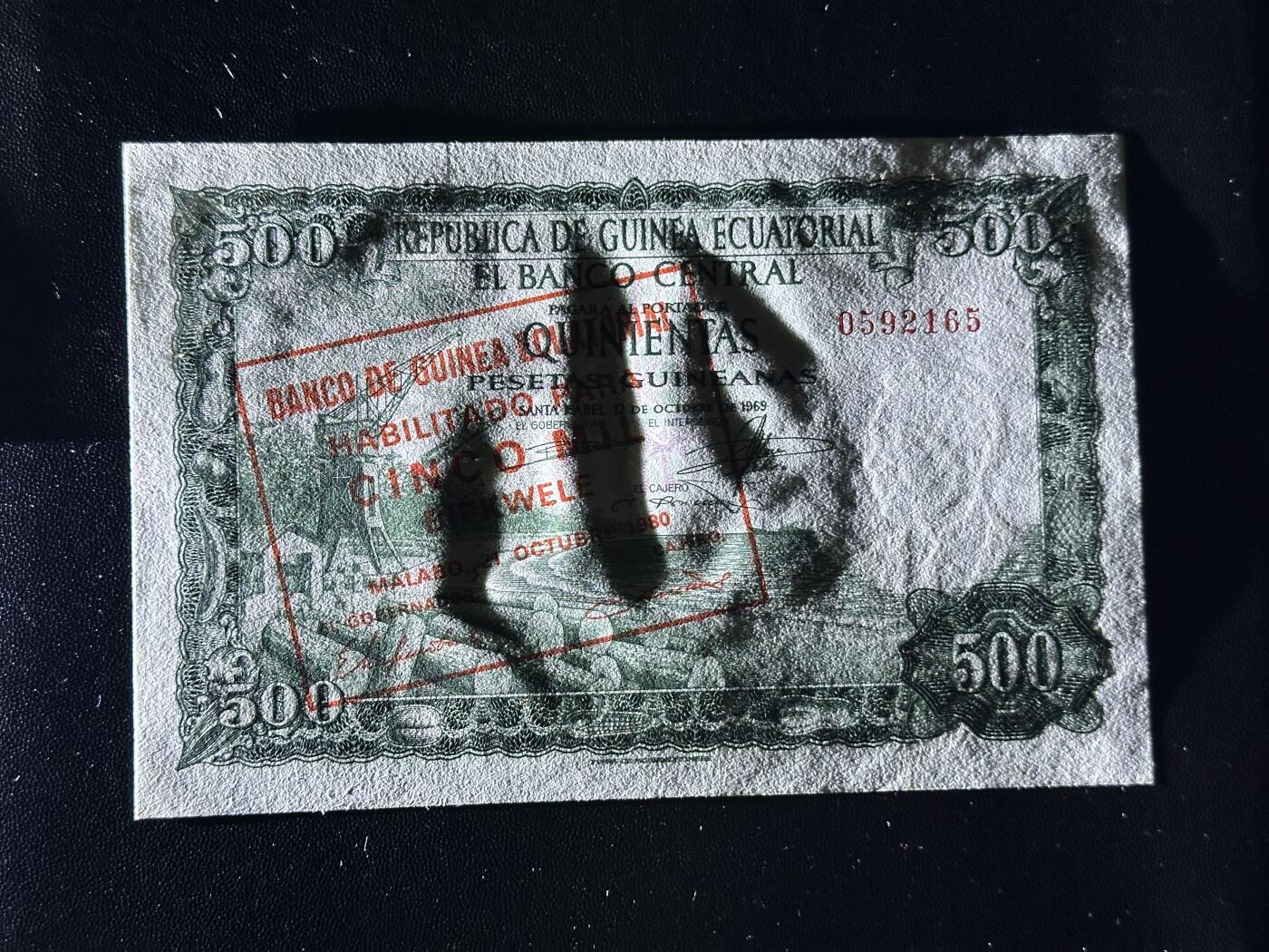 《外钞收藏家》第五百九十二期（精选场）（本平台长期征集拍品、欢迎藏友们联系合作） 赤道几内亚500比塞塔 加盖改值 全新 角不绝