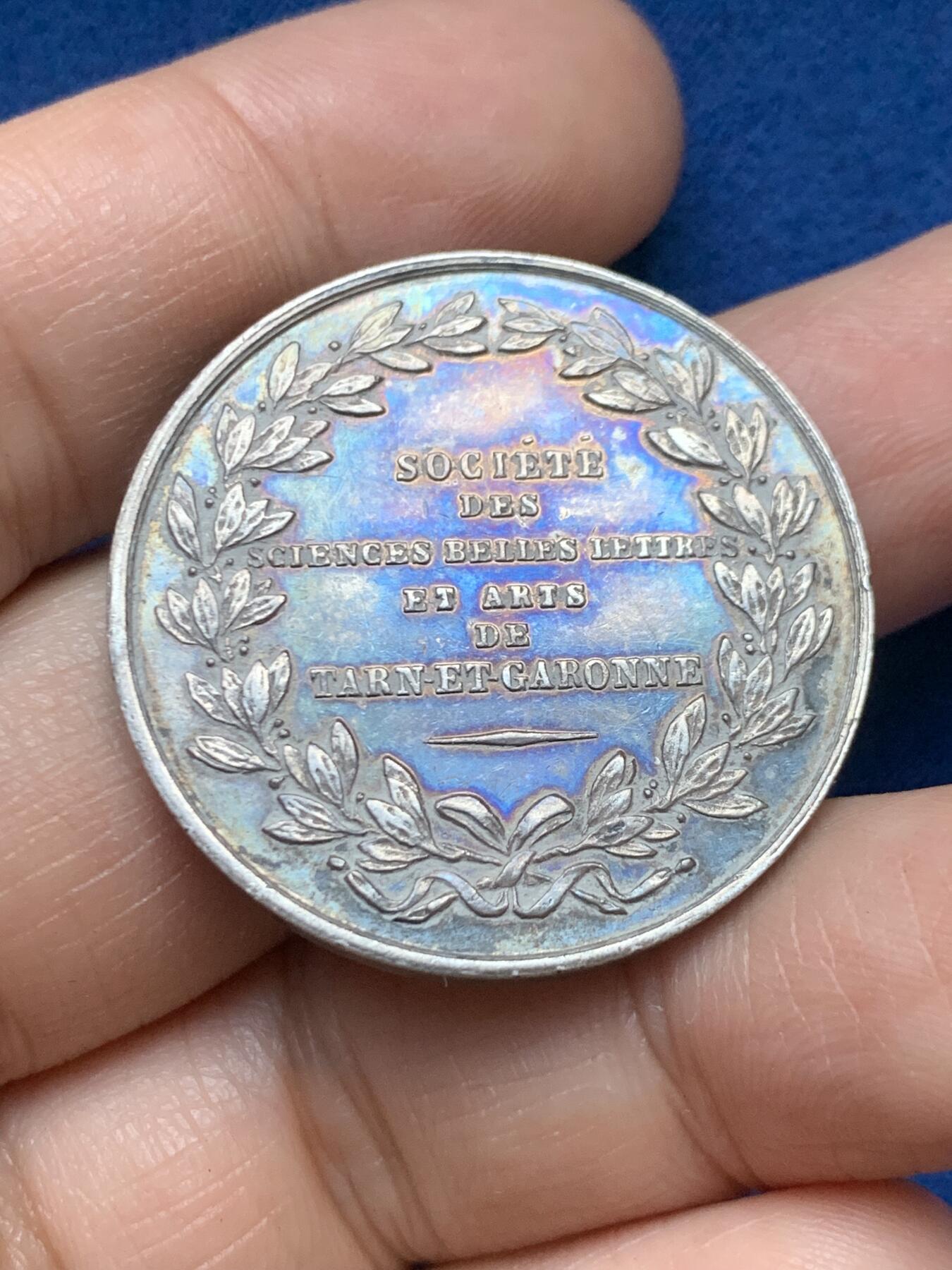 《竞宝斋》第446场 周日，周一，2场连拍 （全场包邮） 法国塔尔纳-加龙省科学、文学与艺术学会纪念银章 丰饶角银标 15.65克 33.7mm 