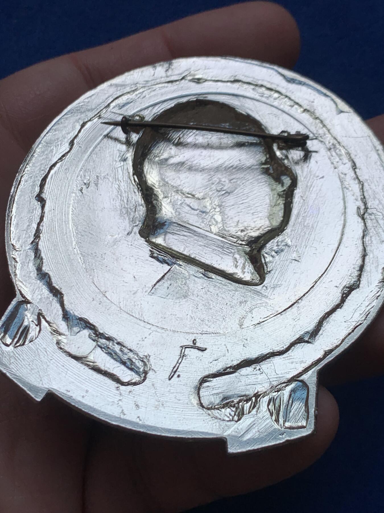 《竞宝斋》第446场 周日，周一，2场连拍 （全场包邮） 天安门毛主席胸章1枚，背面带别针，26.7克，67*72.5mm