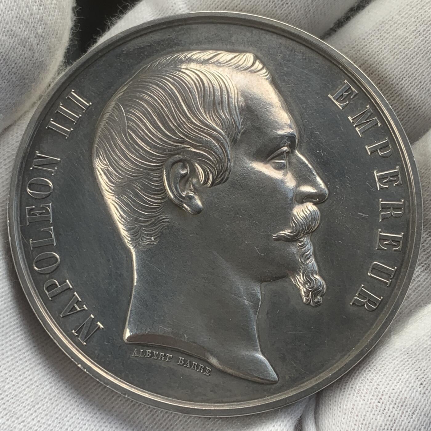 掌中浮雕-藏着的欧洲第045场 1855年法国巴黎世博会银奖章 ,60mm，125g ，藏家出品，品相很好，送合适的亚克力盒子,