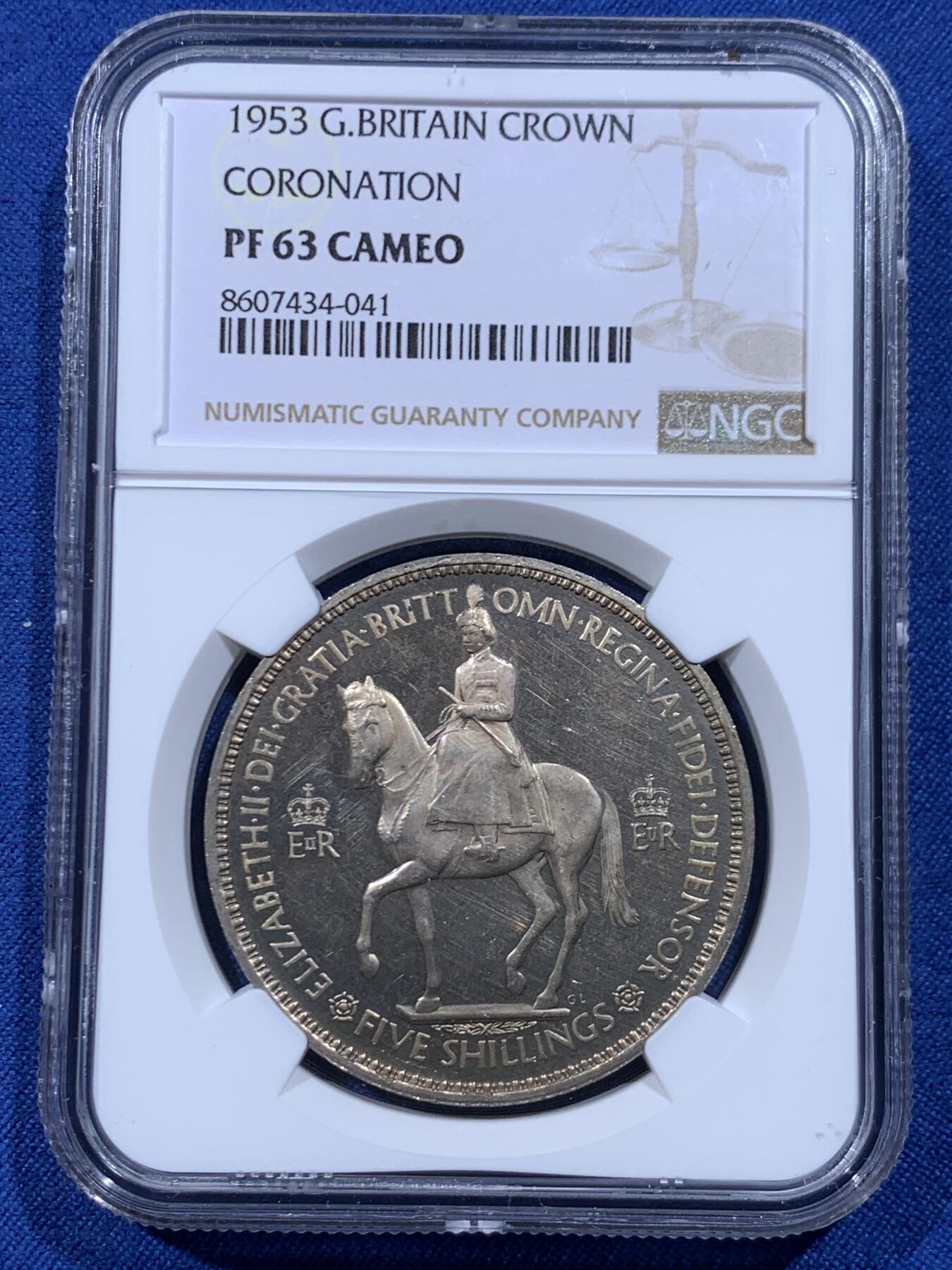 《竞宝斋》第446场 周日，周一，2场连拍 （全场包邮） NGC PF63CAMEO 英国1953年精制一克朗，经典热门登基年份品种，正面女王戎装骑马像，带有高浮雕效果