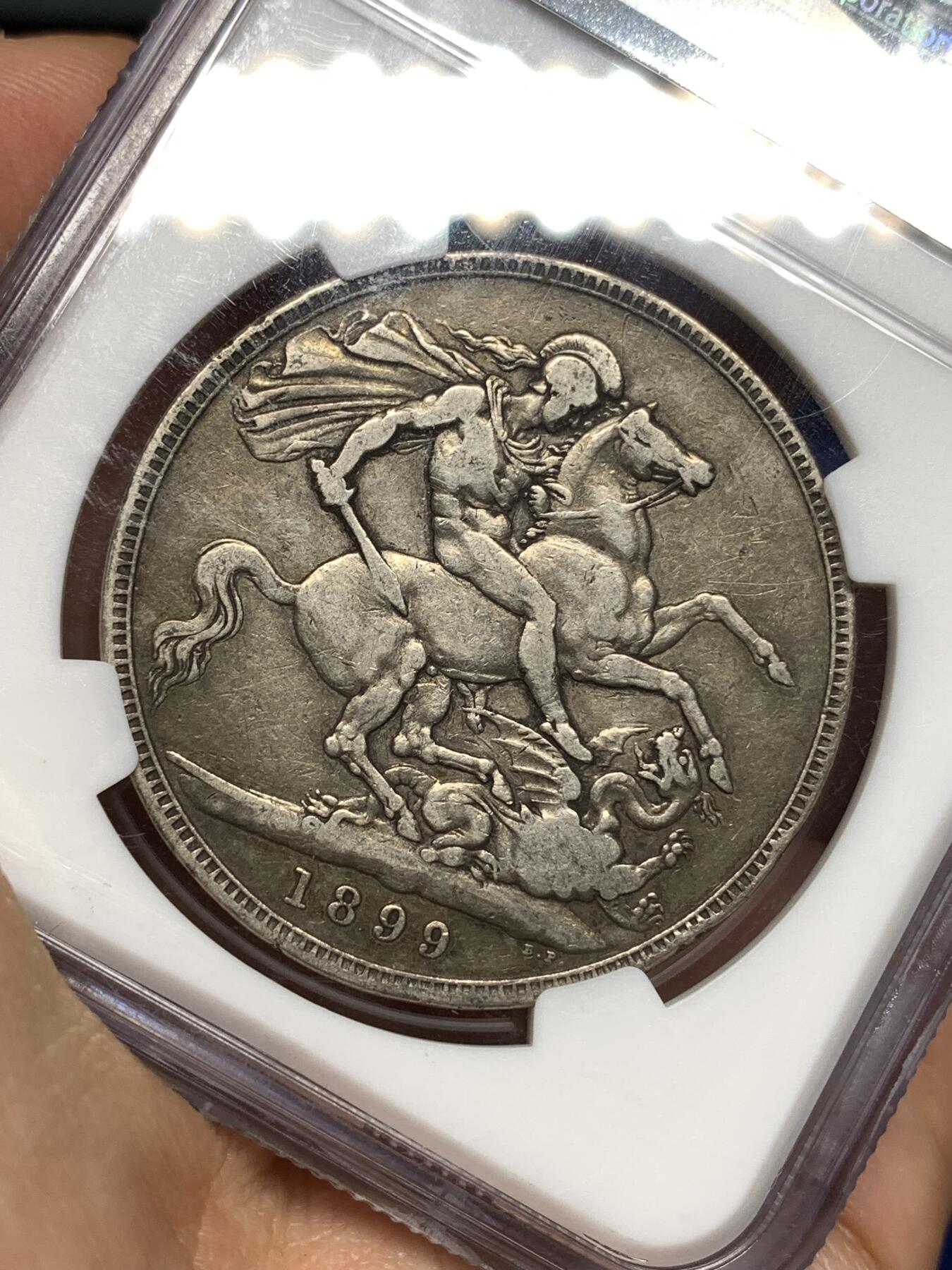 《竞宝斋》第446场 周日，周一，2场连拍 （全场包邮） NGC VF35 英国1899年维多利亚披纱马剑克朗大银币 原味状态 迷人深黑包浆