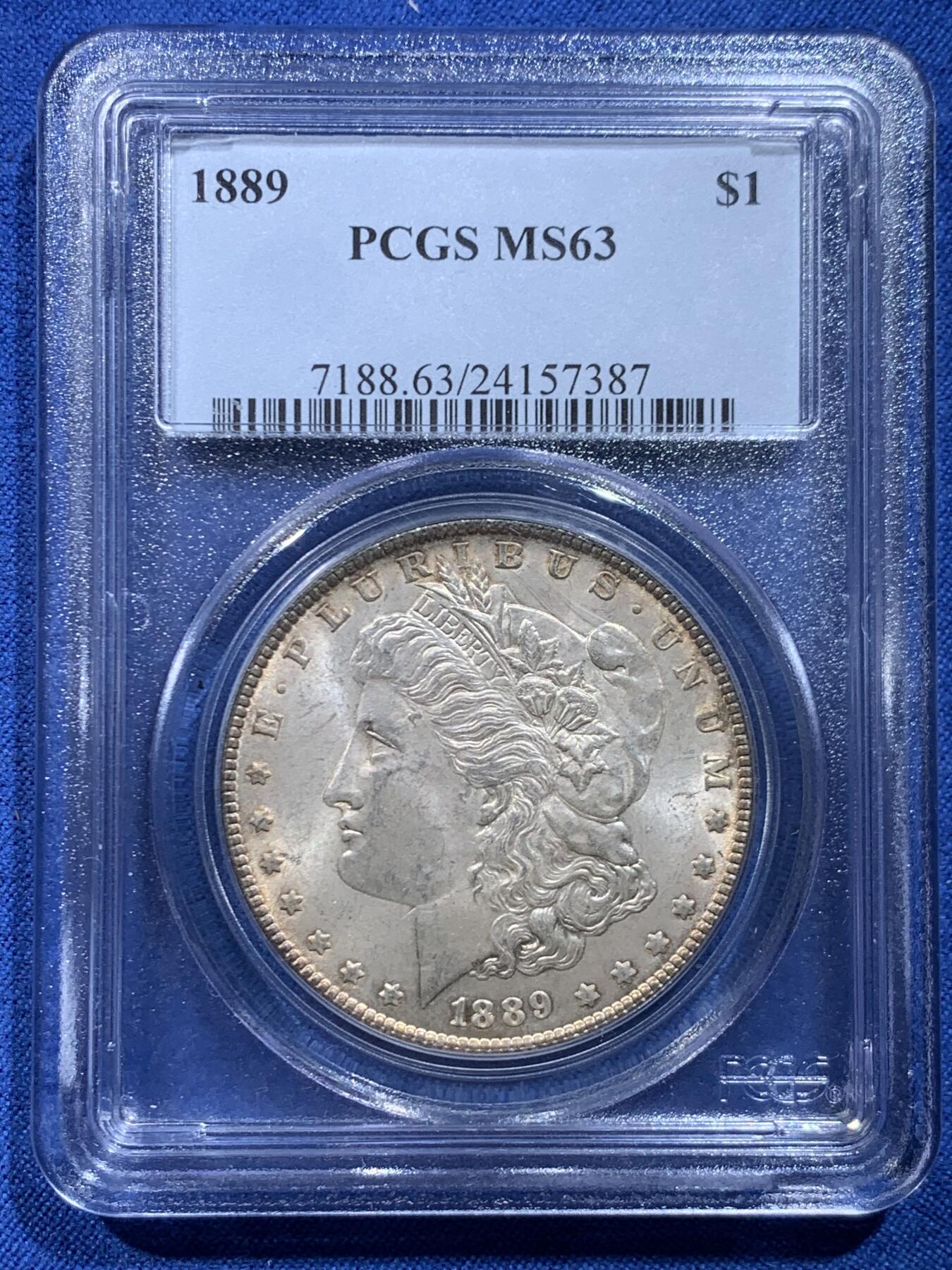 《竞宝斋》第446场 周日，周一，2场连拍 （全场包邮） PCGS MS63 美国1889年摩根银币，老白盒严评，状态很好，带点环彩。背面支撑四角有磕