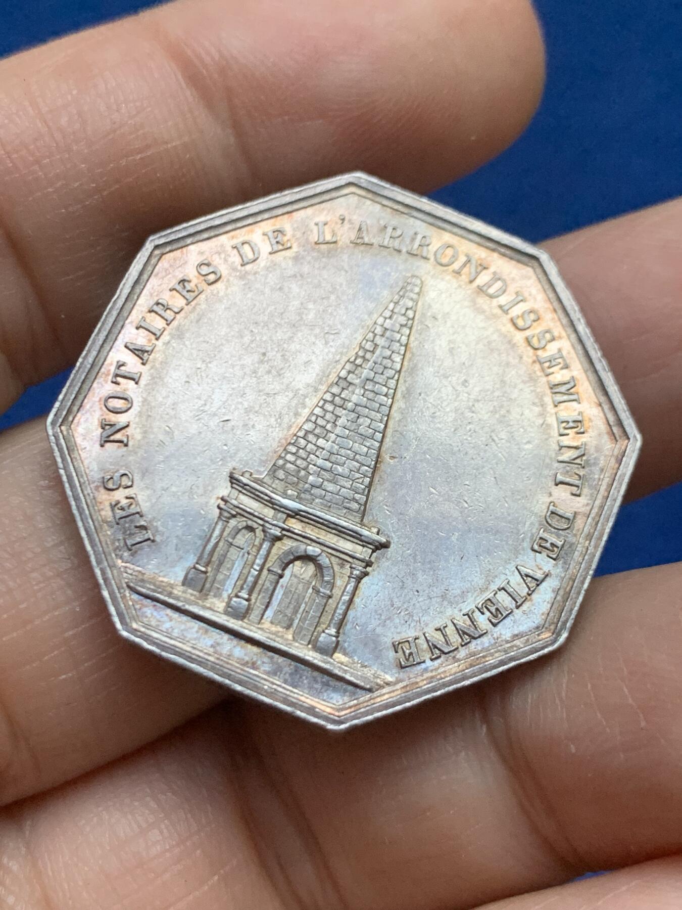 《竞宝斋》第446场 周日，周一，2场连拍 （全场包邮） 法国维埃纳公证人八角银质代币，版本少见，细节丰富，16克，32.5mm，罕见船首边铭。