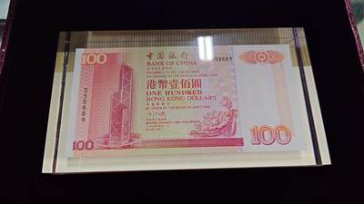 世界钱币～微拍第219期暨2025年第59期  老库存低价起拍 - 1994年香港中国银行100元 纸镇 无字冠少见 全新保真无47号码 带精美外盒