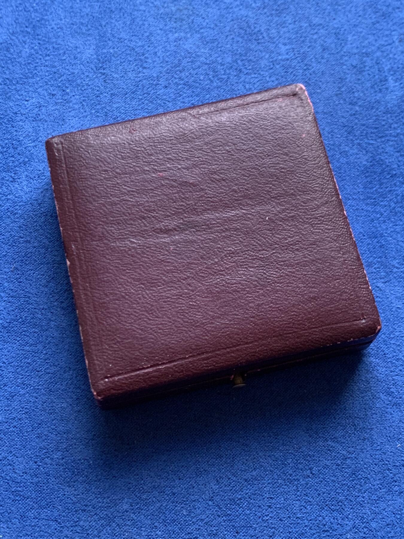 《竞宝斋》第446场 周日，周一，2场连拍 （全场包邮） 法国巴黎十八区慈善公署纪念铜章 27.3克 41.3mm 三角铜标 带盒