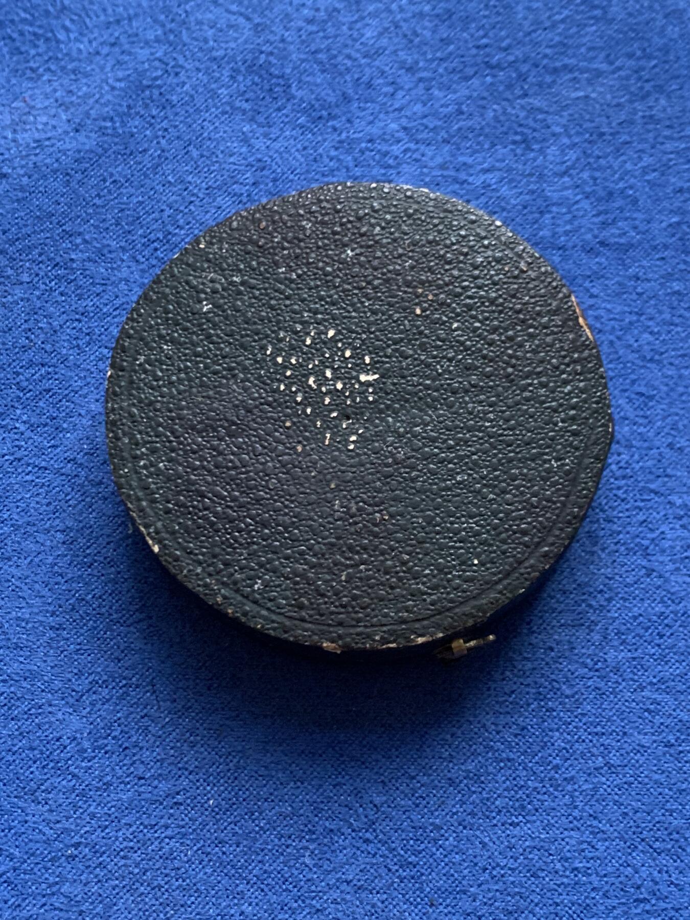 《竞宝斋》第446场 周日，周一，2场连拍 （全场包邮） 法国里沃德日耶射击协会银章 35.9克 42.3mm 丰饶角银标 好品 带盒