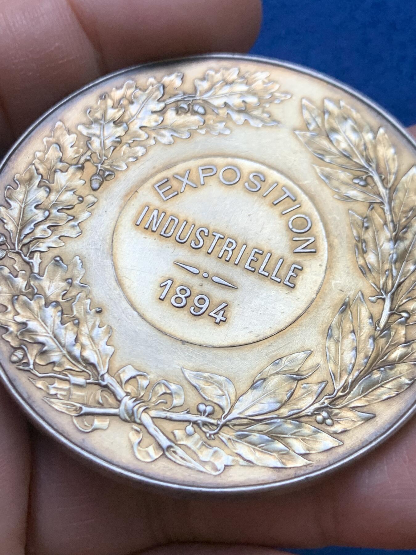《竞宝斋》第446场 周日，周一，2场连拍 （全场包邮） 法国1894年奥尔良市工业博览会大银章 丰饶角银标 83.6克 56.5mm