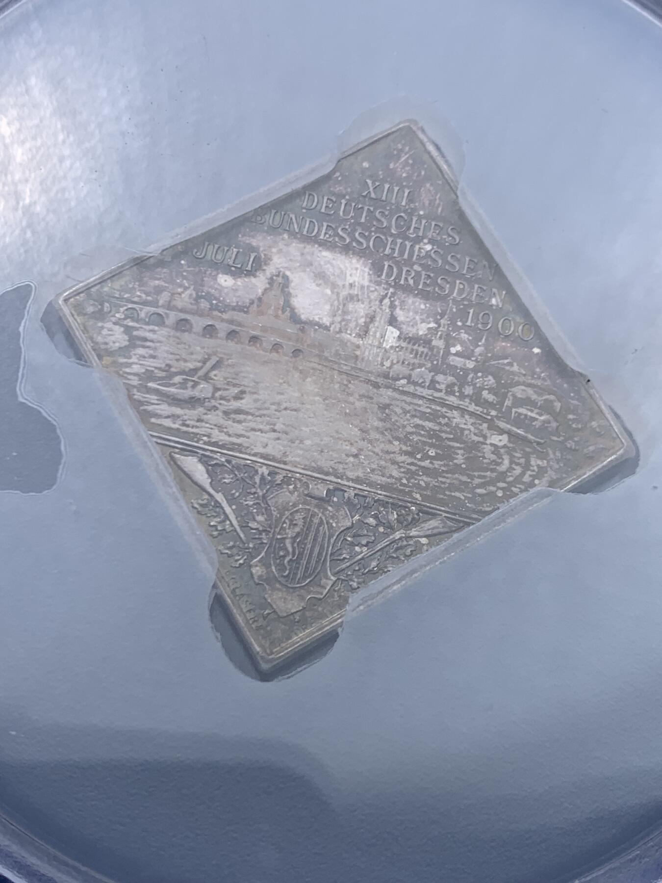 《竞宝斋》第446场 周日，周一，2场连拍 （全场包邮） PCGS MS64 德国 1900年 德累斯顿 射击节景观银章 亚军分 仅3枚更高分 德射中经典Klippe设计 日耳曼尼娅与景观完美结合 镜面 银霜天鹅绒 金色五彩包浆 顶级品相 加大盒