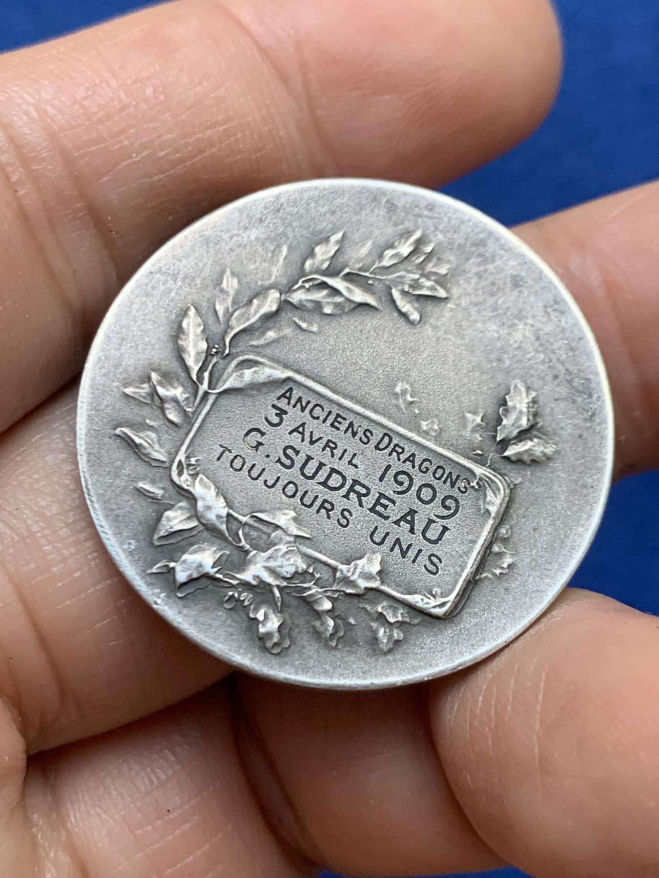 《竞宝斋》第446场 周日，周一，2场连拍 （全场包邮） 法国1909年音乐艺术和工业协会银章 11.5克31.8mm 菱形银标