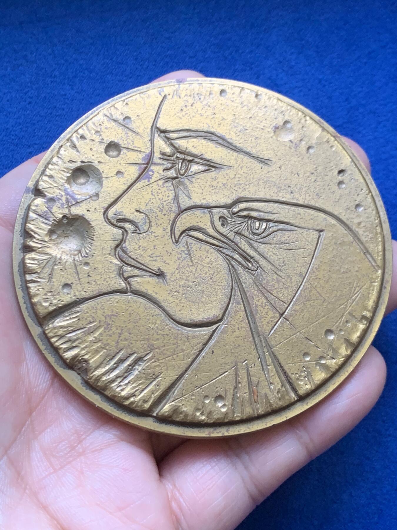 《竞宝斋》第446场 周日，周一，2场连拍 （全场包邮） 名家名作 雅克比尔致敬特雷穆瓦纪念大铜章 255克 77.5mm 1979 丰饶角边铭 限量发行100枚 正面：女神与鹰审视宇宙；背面：特雷穆瓦审视抽象艺术的宇宙。