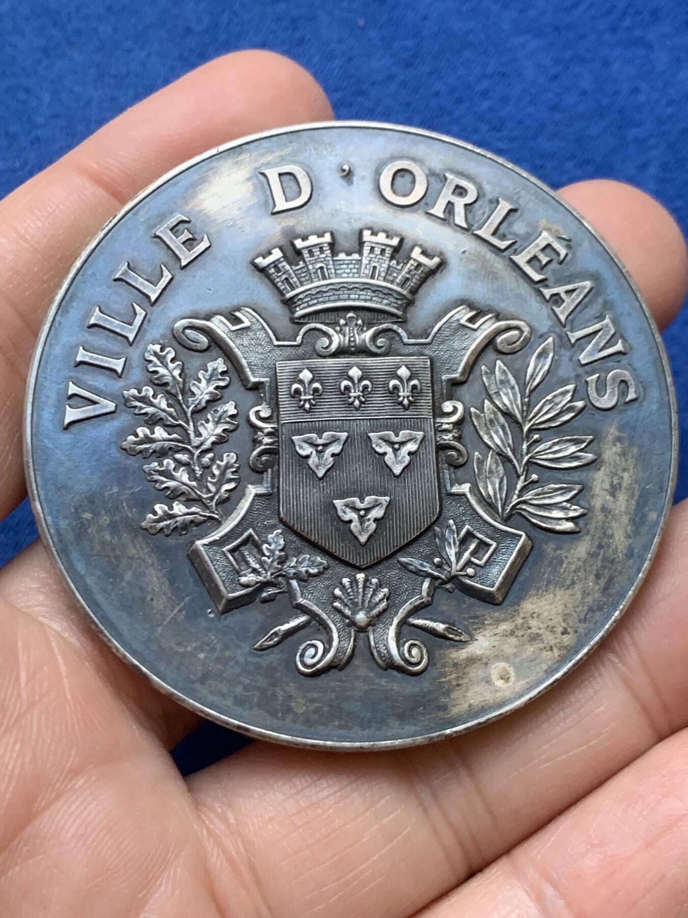 《竞宝斋》第446场 周日，周一，2场连拍 （全场包邮） 法国1894年奥尔良市工业博览会大银章 丰饶角银标 83.6克 56.5mm