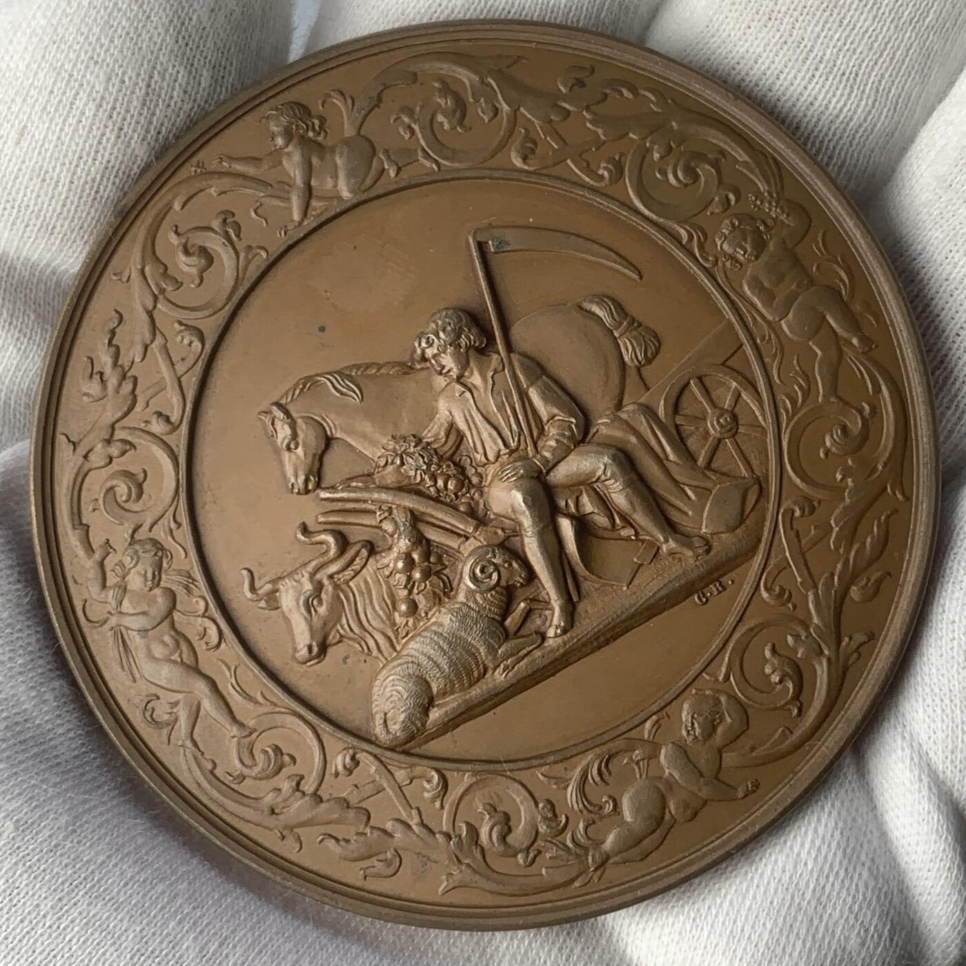 掌中浮雕-藏着的欧洲第045场 1857年维也纳农业协会成立50周年纪念，68mm，背面花环中间为凸起的半球形