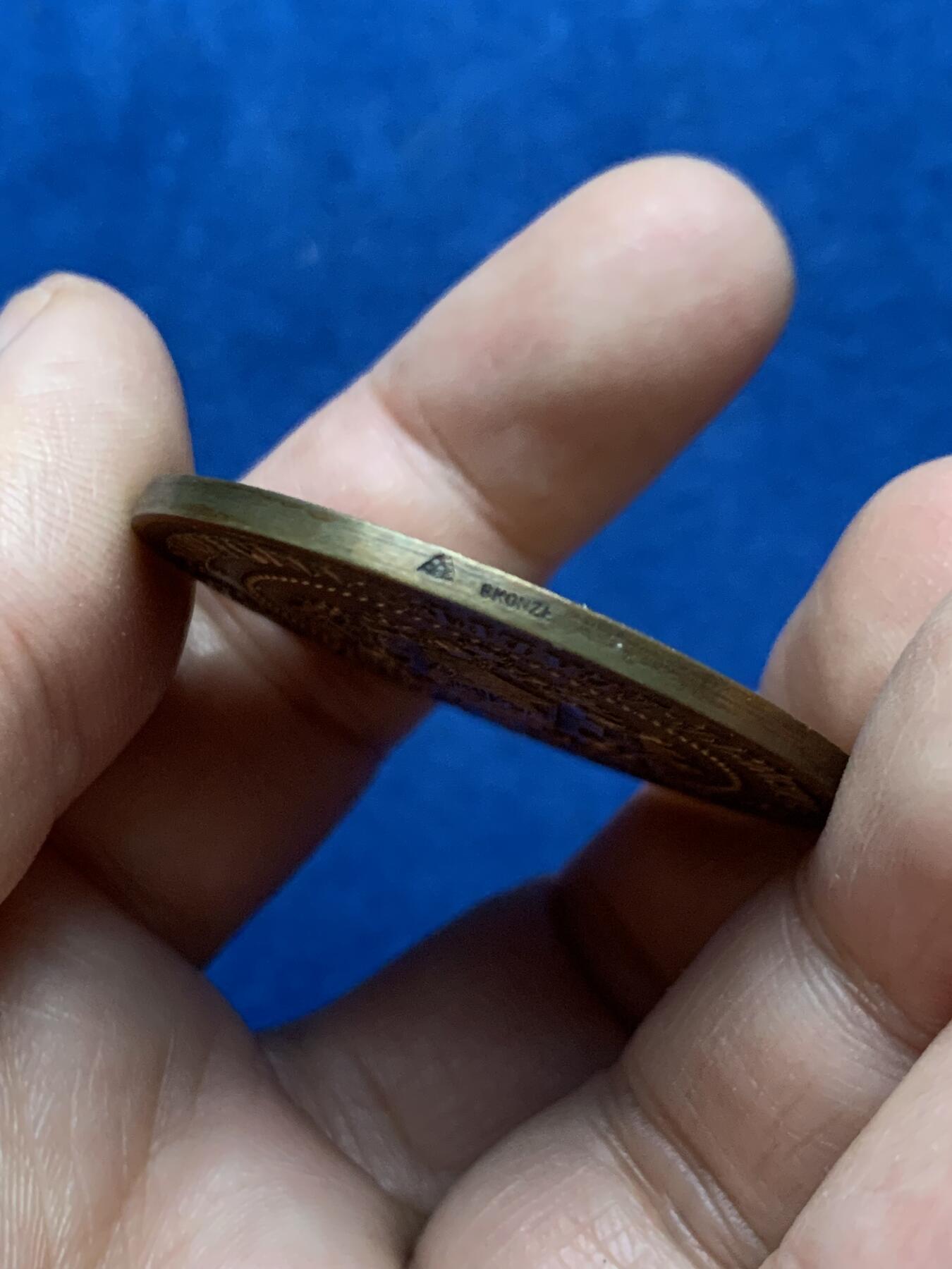 《竞宝斋》第446场 周日，周一，2场连拍 （全场包邮） 法国巴黎十八区慈善公署纪念铜章 27.3克 41.3mm 三角铜标 带盒