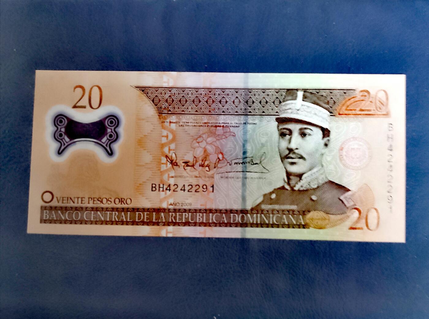 全新多米尼加共和国2009年20比索、2006、2011年50比索靓品纸币3枚一组