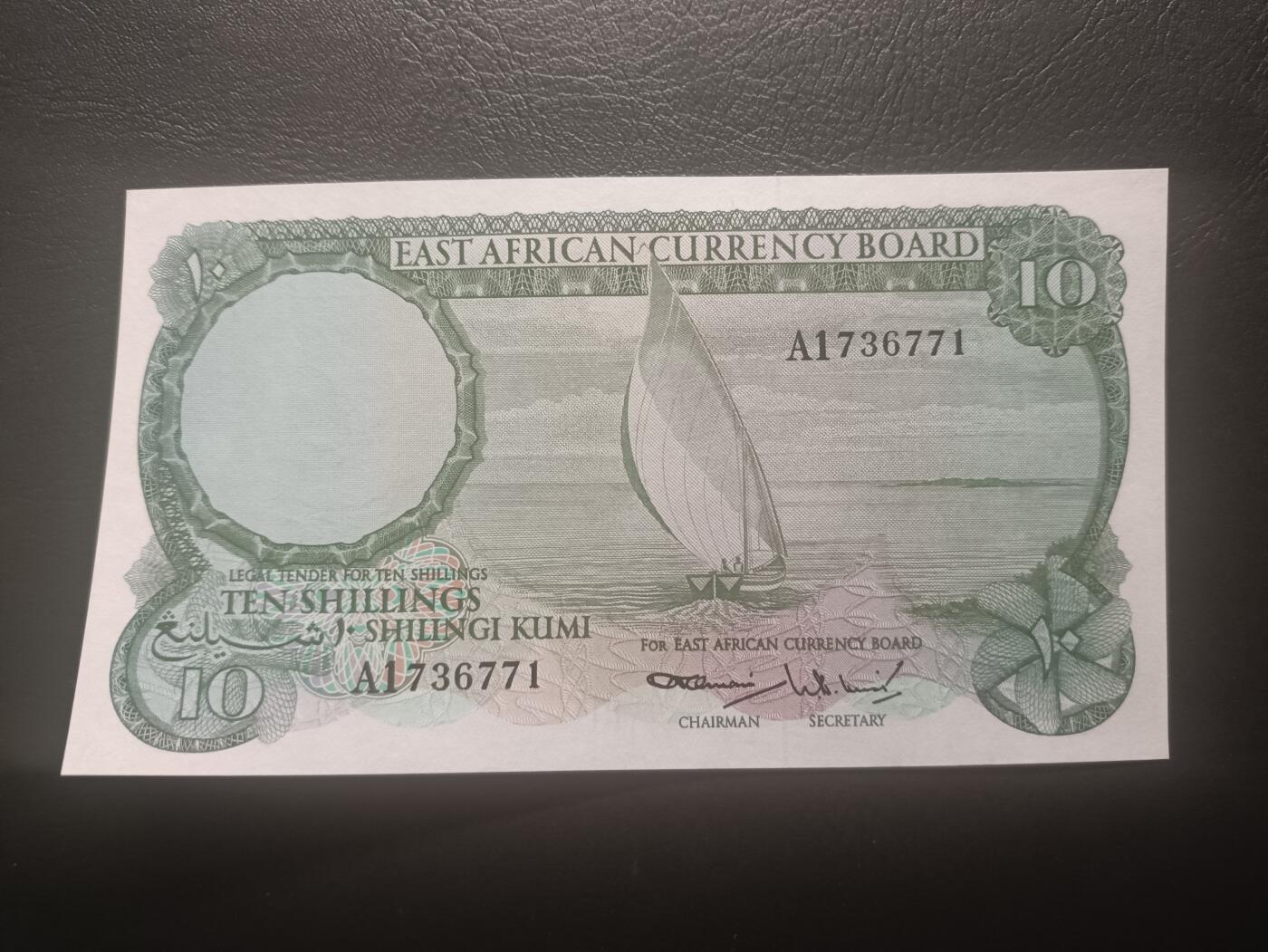 2025十二月第二期，总207期 英属东非1964版10先令UNC-背面微微蓝墨迹，首冠A1，帆船和植物，稀有英属殖民地品种，殖民时期最后一版