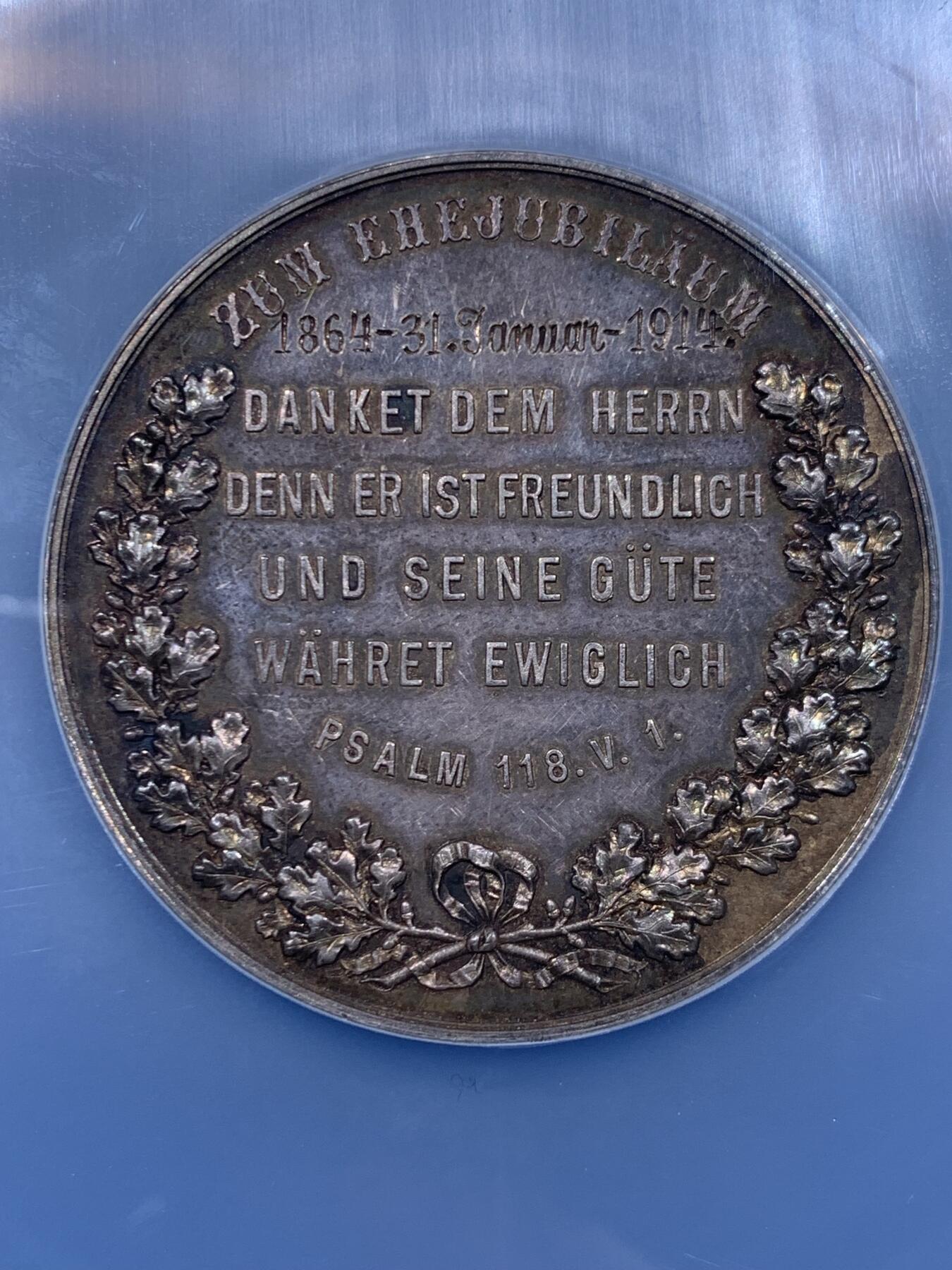 《竞宝斋》第446场 周日，周一，2场连拍 （全场包邮） NGC MS62 德国1914金婚纪念(结婚50周年)银章 正面奥古斯特头像 51mm 加大盒