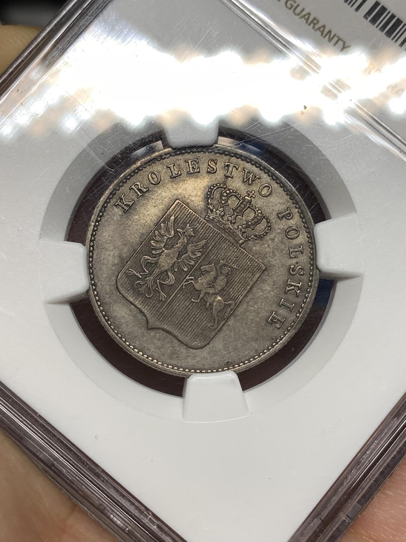 《竞宝斋》第446场 周日，周一，2场连拍 （全场包邮） NGC XFD 波兰革命政府 1831年 2兹罗提 银币 波兰在1830年起义（十一月起义）后曾短暂建立民族政府 直到1831年9月被沙俄镇压 该时期发行的钱币极为少见 克书参考价375美金（XF-40） 稀缺品种