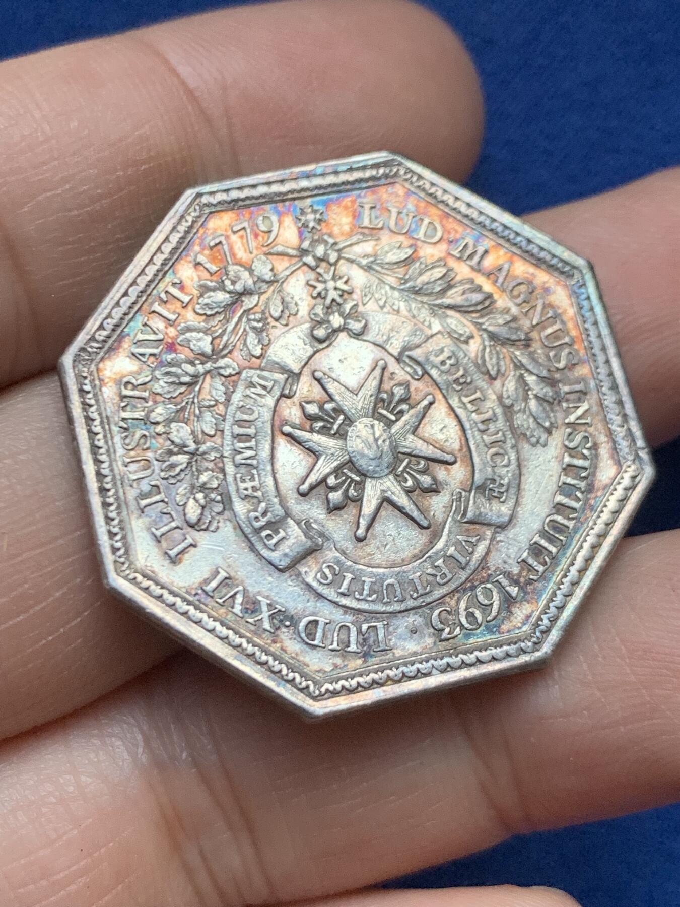 《竞宝斋》第446场 周日，周一，2场连拍 （全场包邮） 法国1779路易十六时期 皇家勋章 银质八角代币 14.9克 33.5mm 早期无边铭