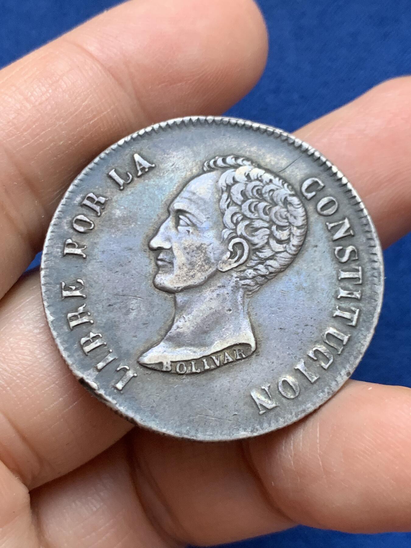 《竞宝斋》第446场 周日，周一，2场连拍 （全场包邮） 玻利维亚1850年20索尔银币，原味老包浆，光头版稀少，边齿有铸缺 细节见图