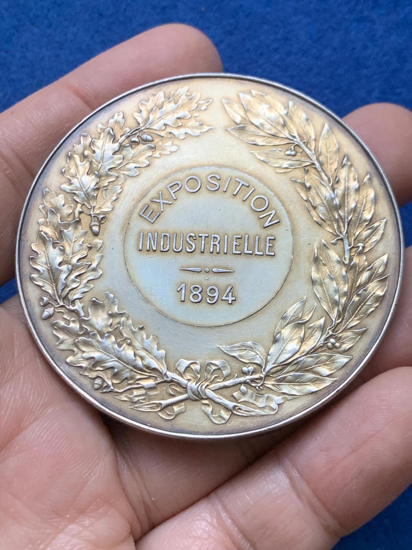 《竞宝斋》第446场 周日，周一，2场连拍 （全场包邮） 法国1894年奥尔良市工业博览会大银章 丰饶角银标 83.6克 56.5mm