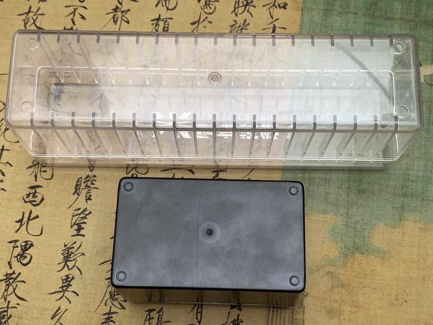 《竞宝斋》第446场 周日，周一，2场连拍 （全场包邮） 三盒一组 源泰评级币收纳盒 可放20枚各家评级公司的标准评级币 包括PN  + PCGS评级币收纳盒 可放10枚标准的pcgs评级币 只使用过一次 + 1951英国马剑镍币空盒