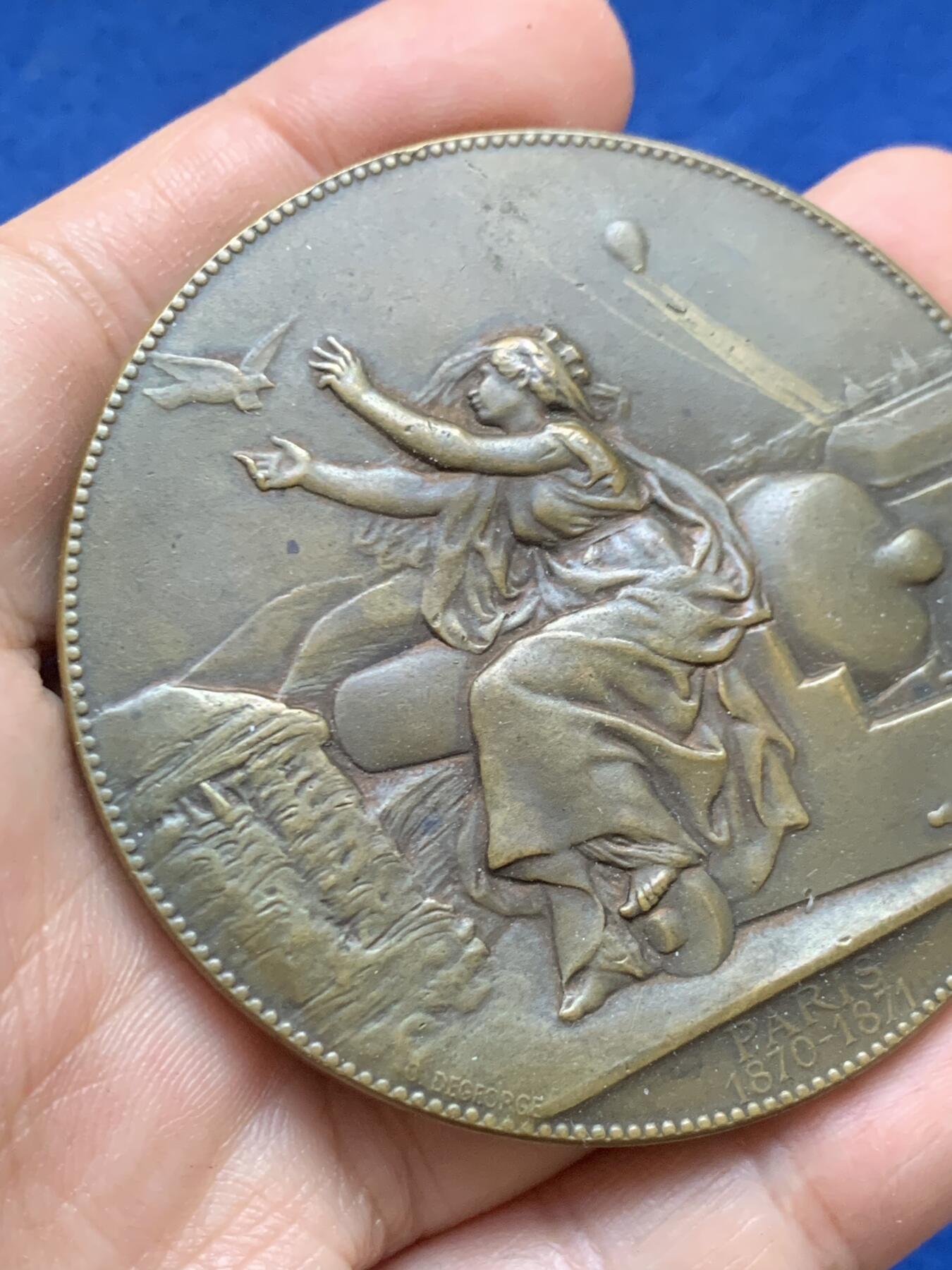 《竞宝斋》第446场 周日，周一，2场连拍 （全场包邮） 法国“普法战争”时期（1870 - 1871年）空中通讯纪念铜章，在普法战争中，法国巴黎被普鲁士军队围困，传统通讯线路被切断，‌信鸽‌成为关键通讯工具，这枚章牌正是对“空中通讯”历史功绩的纪念，承载着战争史与通讯史的双重价值。108.5克，62.4mm，丰饶角铜标。