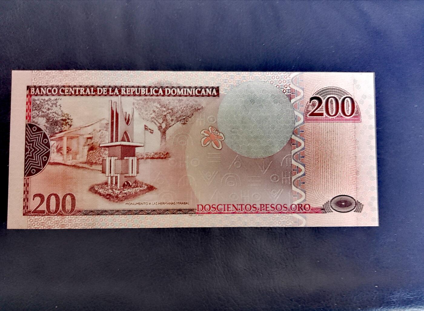 全新多米尼加共和国2014年100比索、2007年200比索靓品纸币2枚一对
