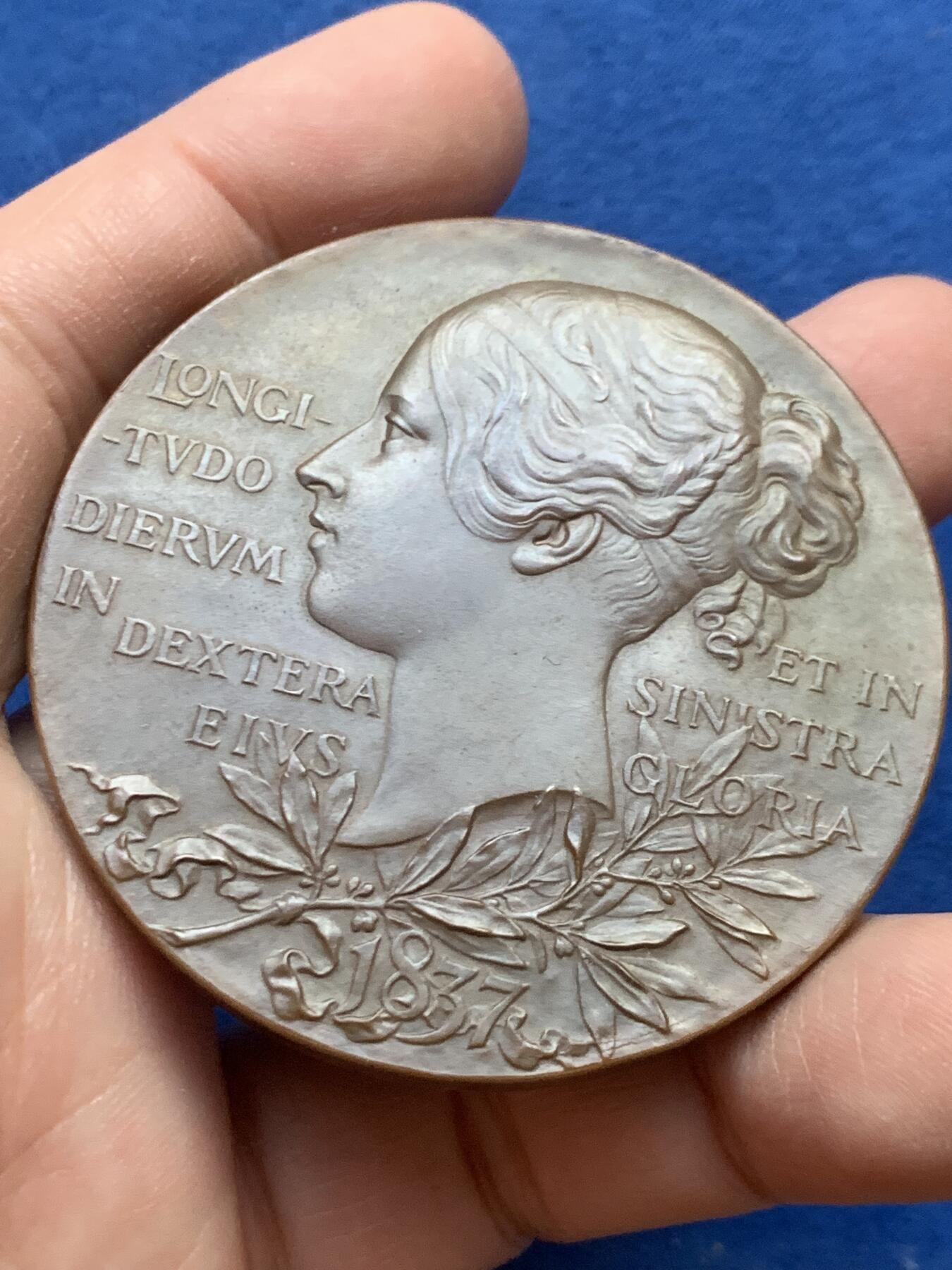 《竞宝斋》第446场 周日，周一，2场连拍 （全场包邮） 英国1897年庆祝维多利亚女王登基60周年纪念大铜章 高浮雕工艺精美 巧克力包浆 55.3mm 72.3g 原盒