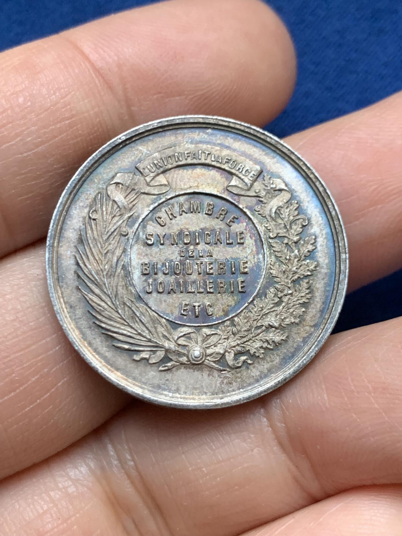 《竞宝斋》第446场 周日，周一，2场连拍 （全场包邮） 法国19世纪全国珠宝首饰联盟纪念银章，正面双女神和蛇杖图案精美，蜜蜂AR边铭，29mm，9.6克。