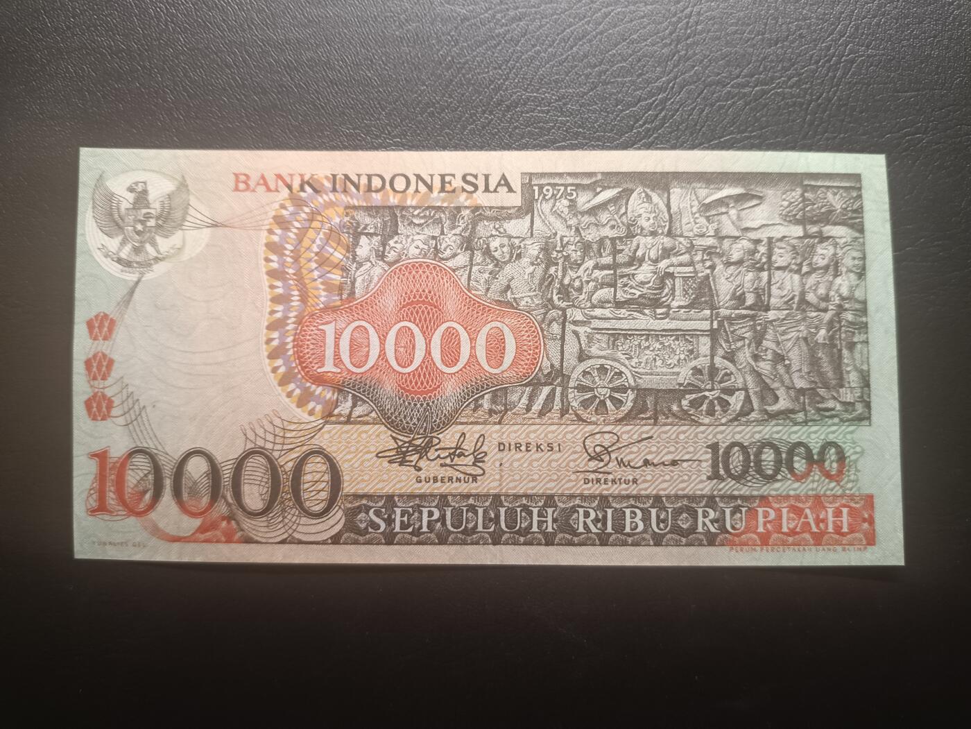 2025十二月第二期，总207期 印度尼西亚1975版10000卢比AUNC无47，佛塔浮雕和传统工艺面具，稀有此版本最大面值