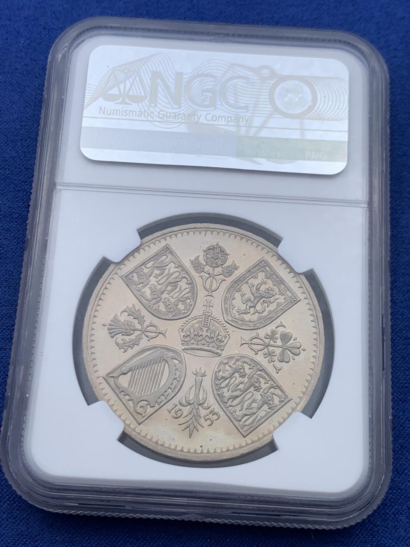 《竞宝斋》第446场 周日，周一，2场连拍 （全场包邮） NGC PF63CAMEO 英国1953年精制一克朗，经典热门登基年份品种，正面女王戎装骑马像，带有高浮雕效果