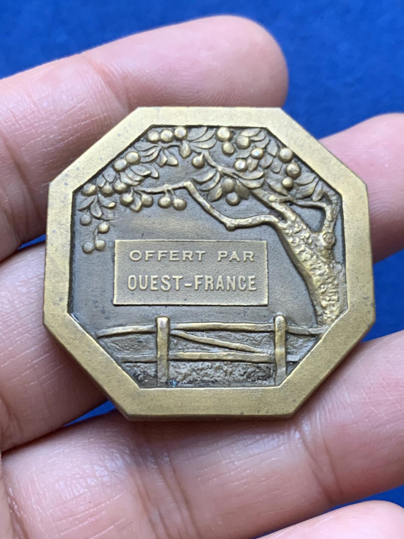 《竞宝斋》第446场 周日，周一，2场连拍 （全场包邮） 《西法兰西报》赠德朗德尔创作黄牛高浮雕八角纪念铜章 33.7克 38.2mm  丰饶角铜标