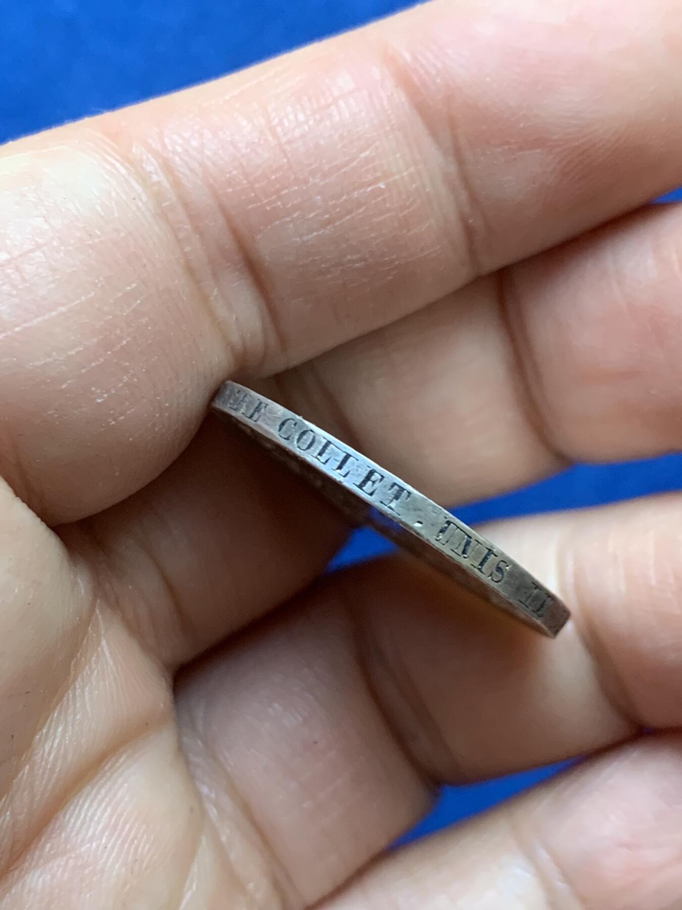 《竞宝斋》第446场 周日，周一，2场连拍 （全场包邮） 法国婚章 1866 银标边铭 9.85克 27.3mm 边铭周圈刻字 背面花体字