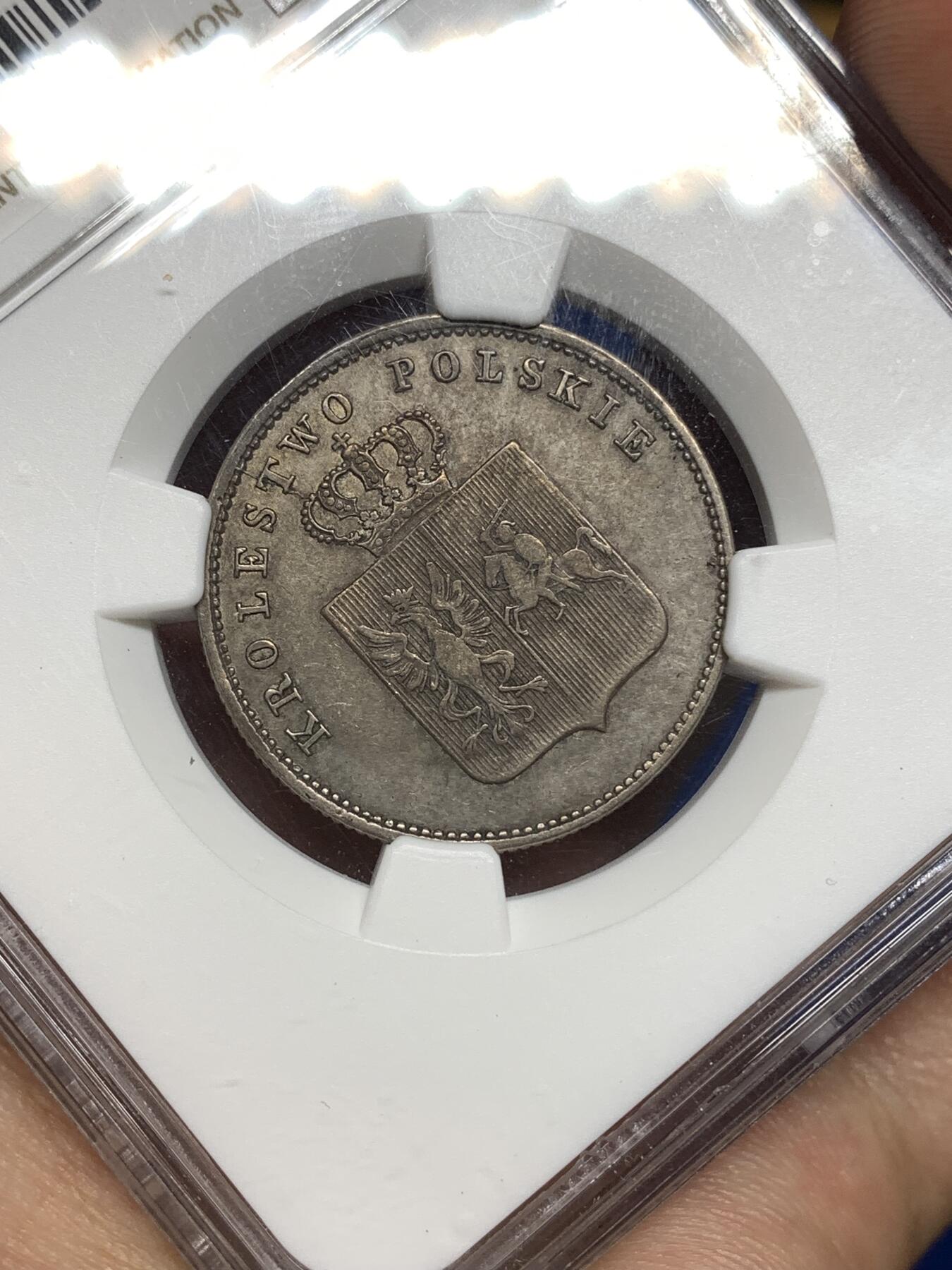 《竞宝斋》第446场 周日，周一，2场连拍 （全场包邮） NGC XFD 波兰革命政府 1831年 2兹罗提 银币 波兰在1830年起义（十一月起义）后曾短暂建立民族政府 直到1831年9月被沙俄镇压 该时期发行的钱币极为少见 克书参考价375美金（XF-40） 稀缺品种