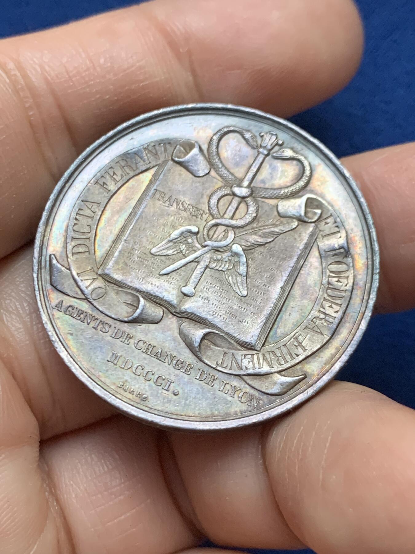 《竞宝斋》第446场 周日，周一，2场连拍 （全场包邮） 法国1801年里昂证券交易所纪念银章，手指AR边铭，35.2mm，21.9克。