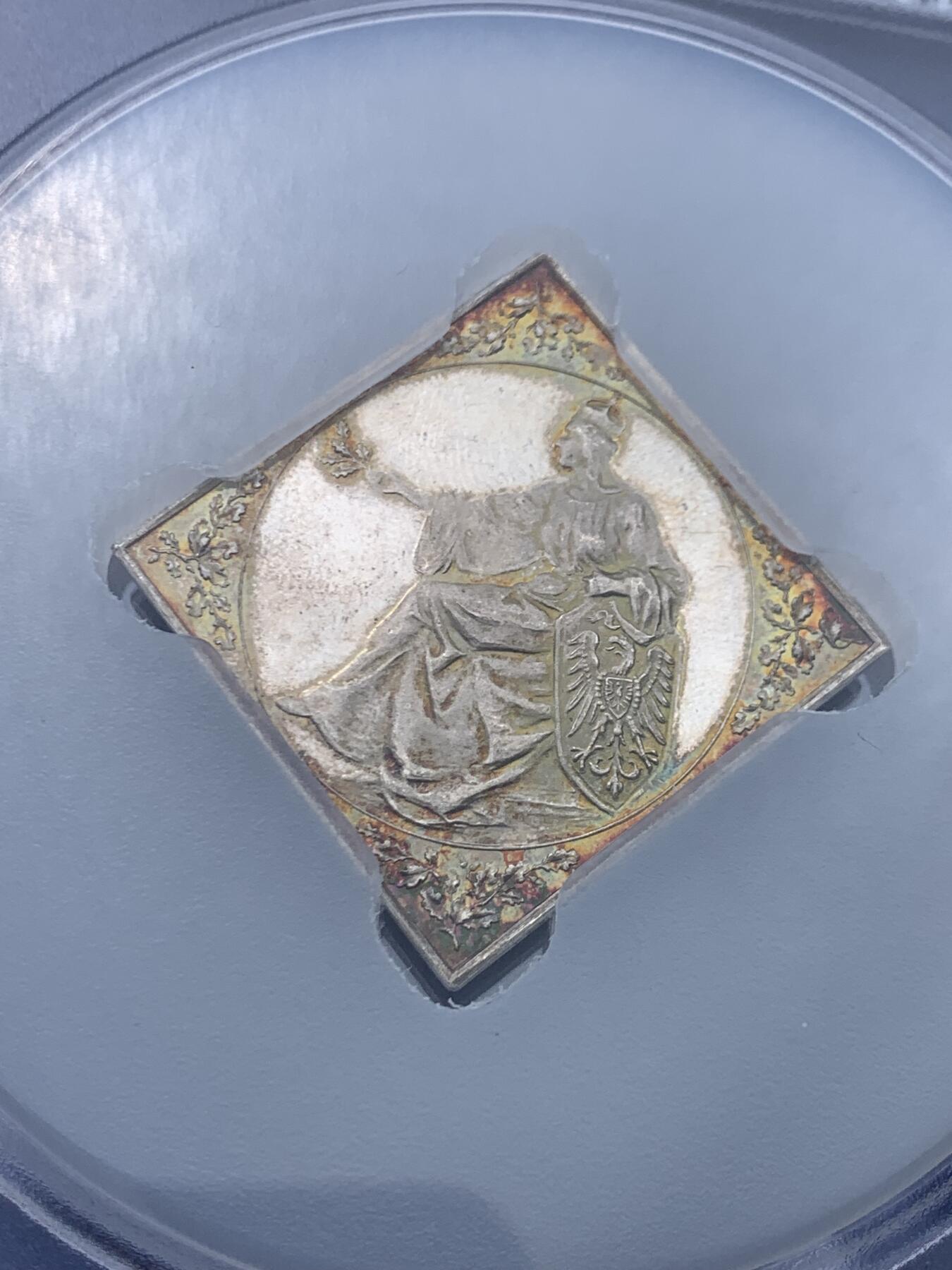 《竞宝斋》第446场 周日，周一，2场连拍 （全场包邮） PCGS MS64 德国 1900年 德累斯顿 射击节景观银章 亚军分 仅3枚更高分 德射中经典Klippe设计 日耳曼尼娅与景观完美结合 镜面 银霜天鹅绒 金色五彩包浆 顶级品相 加大盒