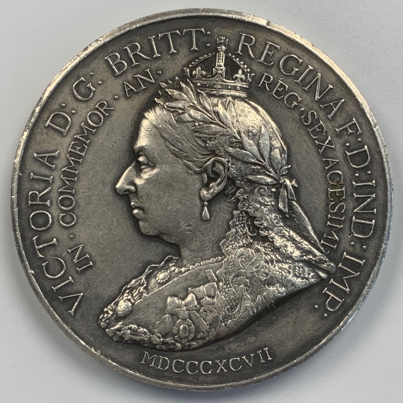 掌中浮雕-藏着的欧洲第045场 1897年英国维多利亚女王登基60周年纪念章，51mm，42g，白色金属镀银材质，稀少品种，BHM-3514