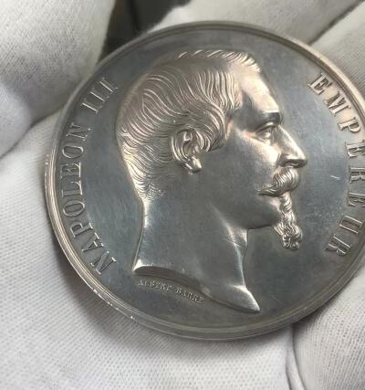 掌中浮雕-藏着的欧洲第045场 1855年法国巴黎世博会银奖章 ,60mm，125g ，藏家出品，品相很好，送合适的亚克力盒子,
