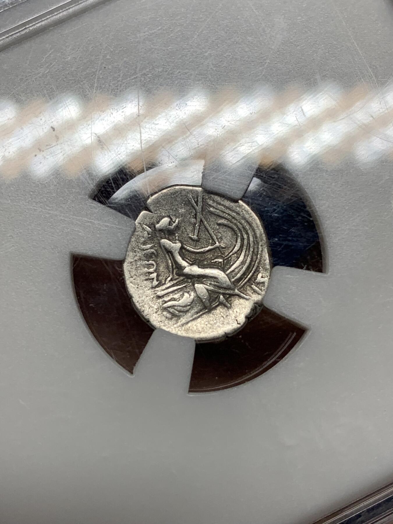 《竞宝斋》第446场 周日，周一，2场连拍 （全场包邮） 无名王评级 XF 古希腊尤卑亚岛 公元前3-2世纪 半德拉克马银币 背面宁芙仙女坐船头 经典品种