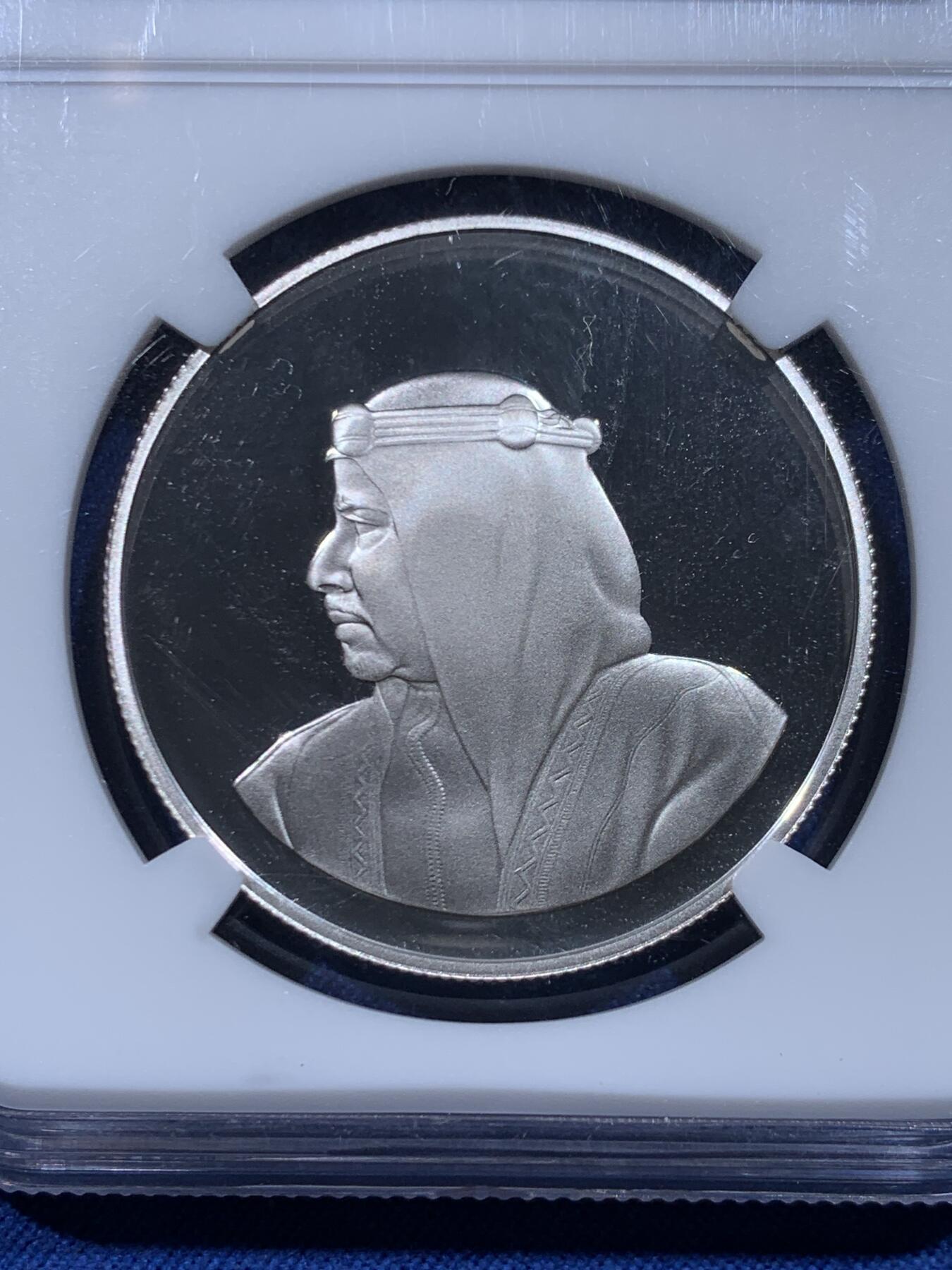 《竞宝斋》第446场 周日，周一，2场连拍 （全场包邮） NGC PF69UC 1986年巴林5第纳尔银币，经典WWF题材，正面瞪羚图案栩栩如生，强镜面效果，光亮如镜，PC亚军分，一步到位的分数。盒子背面右下角有磕