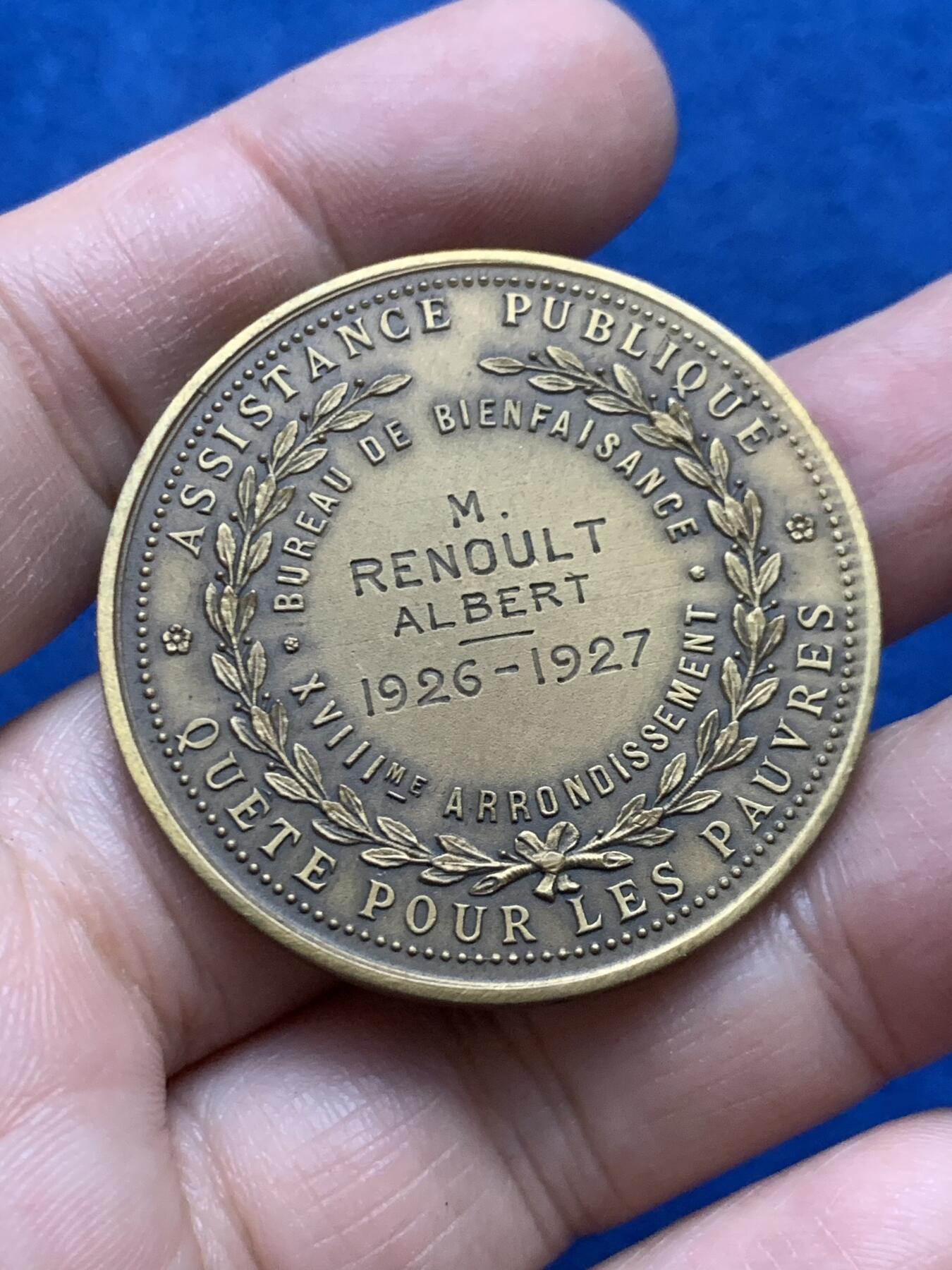 《竞宝斋》第446场 周日，周一，2场连拍 （全场包邮） 法国巴黎十八区慈善公署纪念铜章 27.3克 41.3mm 三角铜标 带盒