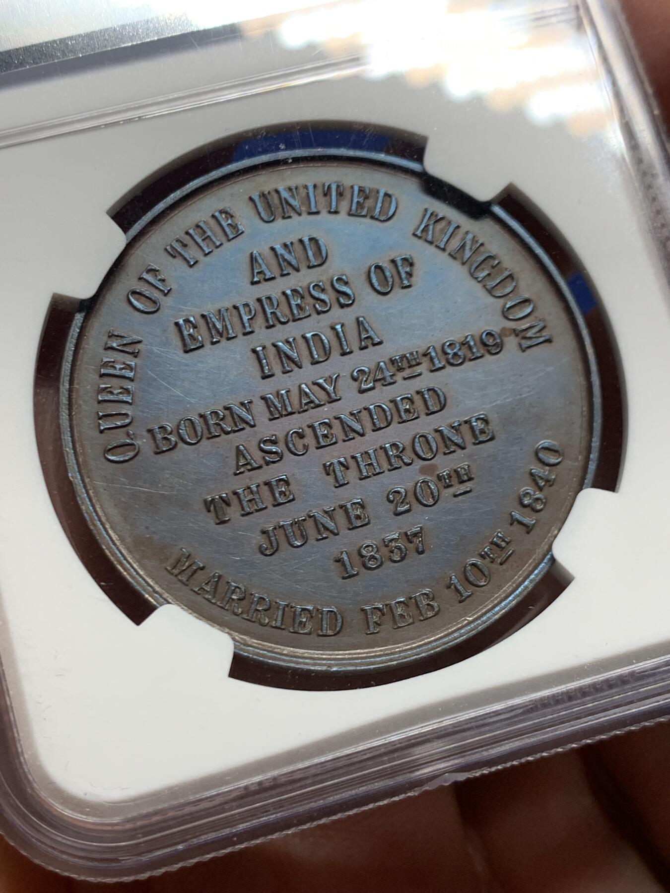 《竞宝斋》第446场 周日，周一，2场连拍 （全场包邮） NGC UNCD 1887年英国维多利亚披纱头像-50周年纪念铜章，状态不错。