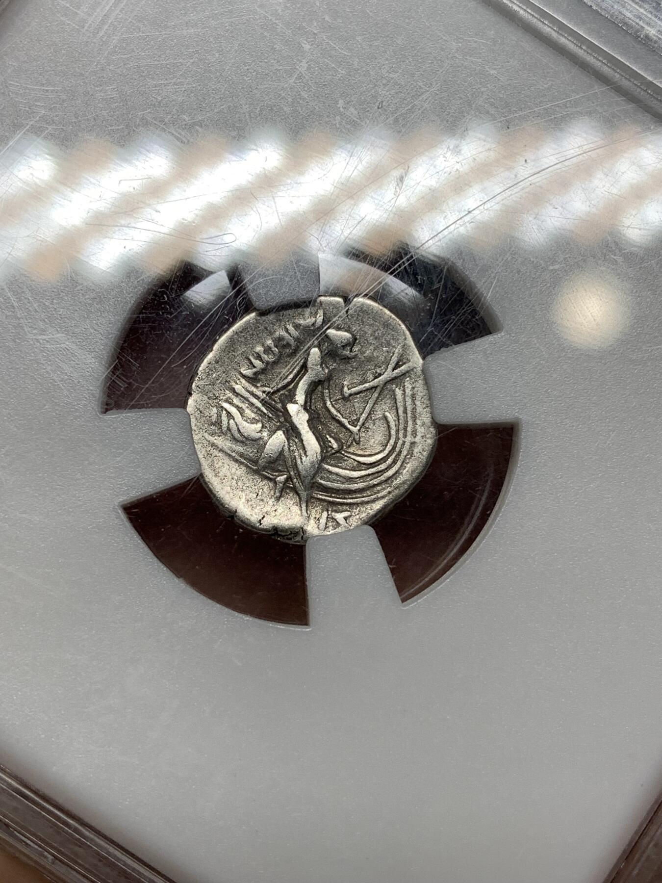 《竞宝斋》第446场 周日，周一，2场连拍 （全场包邮） 无名王评级 XF 古希腊尤卑亚岛 公元前3-2世纪 半德拉克马银币 背面宁芙仙女坐船头 经典品种