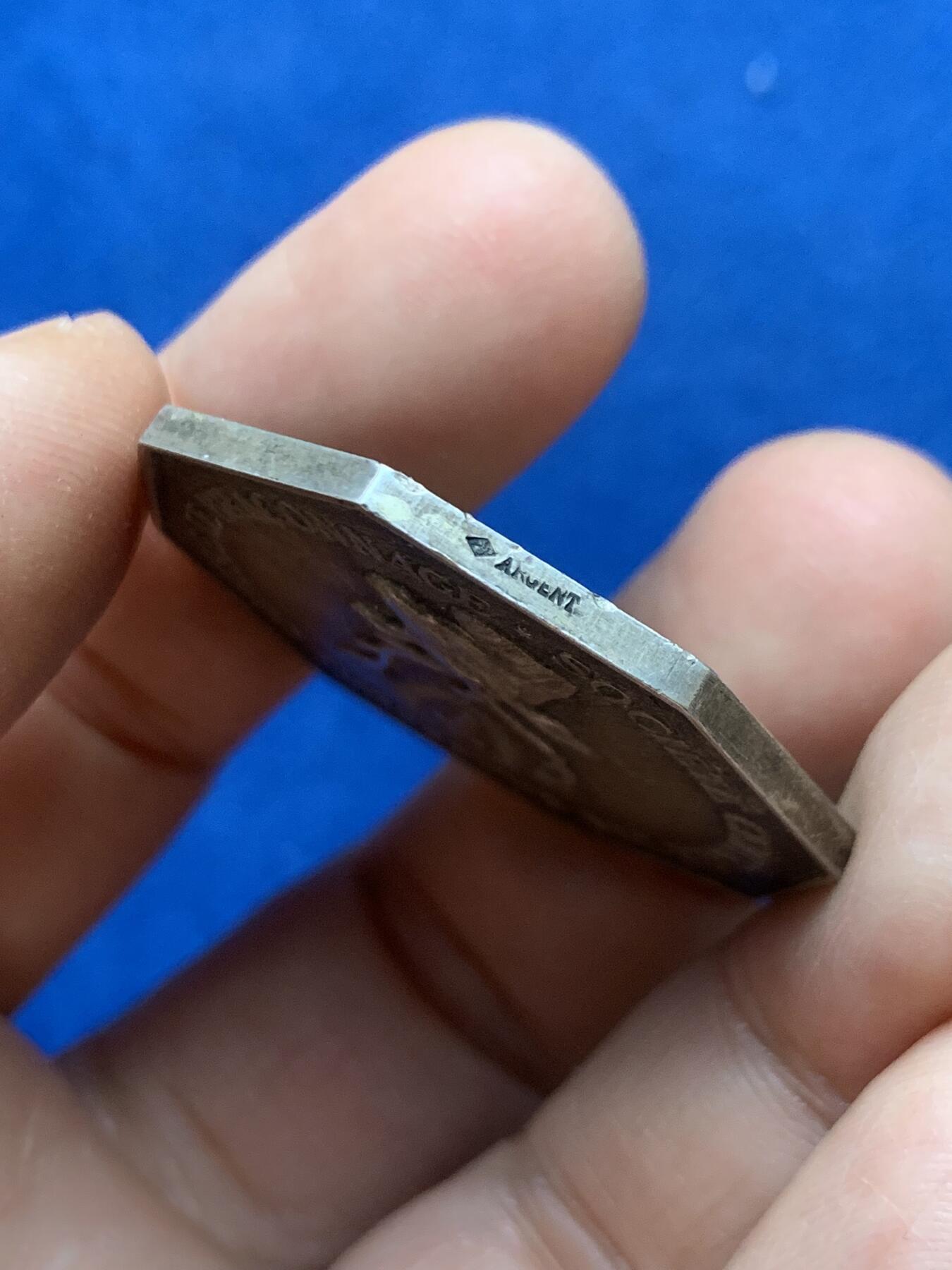 《竞宝斋》第446场 周日，周一，2场连拍 （全场包邮） 法国1876年狩猎者保护协会八角银质代币 菱形银标 22.8克 36.2mm