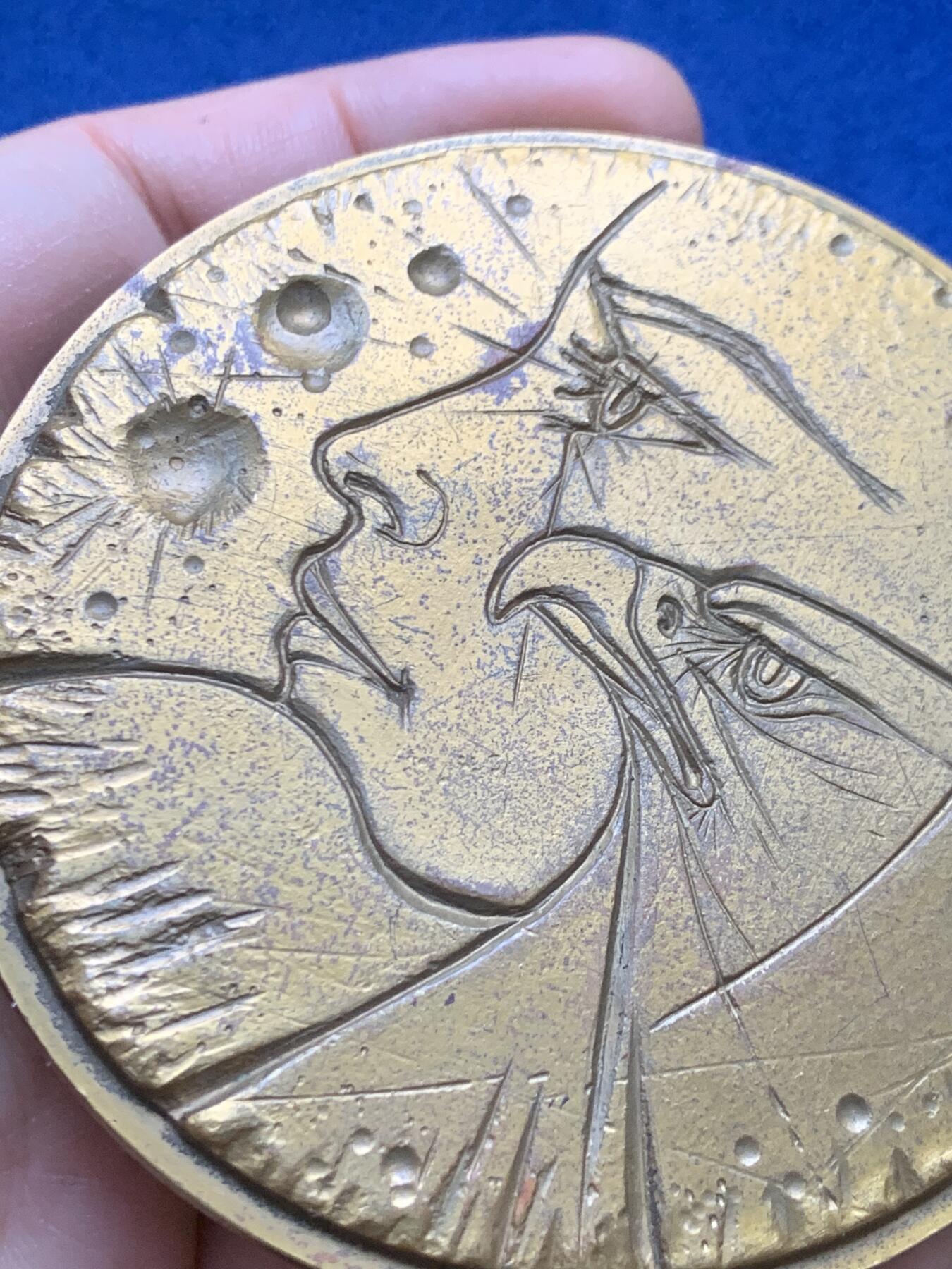 《竞宝斋》第446场 周日，周一，2场连拍 （全场包邮） 名家名作 雅克比尔致敬特雷穆瓦纪念大铜章 255克 77.5mm 1979 丰饶角边铭 限量发行100枚 正面：女神与鹰审视宇宙；背面：特雷穆瓦审视抽象艺术的宇宙。