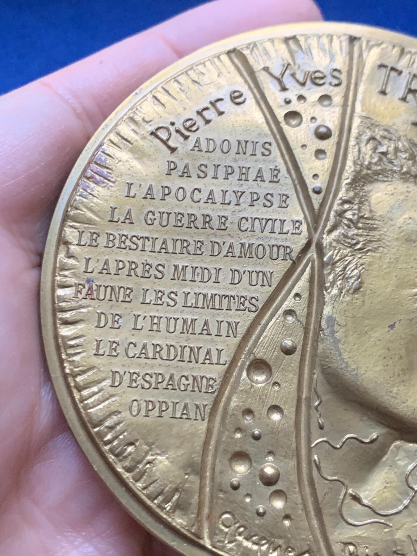 《竞宝斋》第446场 周日，周一，2场连拍 （全场包邮） 名家名作 雅克比尔致敬特雷穆瓦纪念大铜章 255克 77.5mm 1979 丰饶角边铭 限量发行100枚 正面：女神与鹰审视宇宙；背面：特雷穆瓦审视抽象艺术的宇宙。