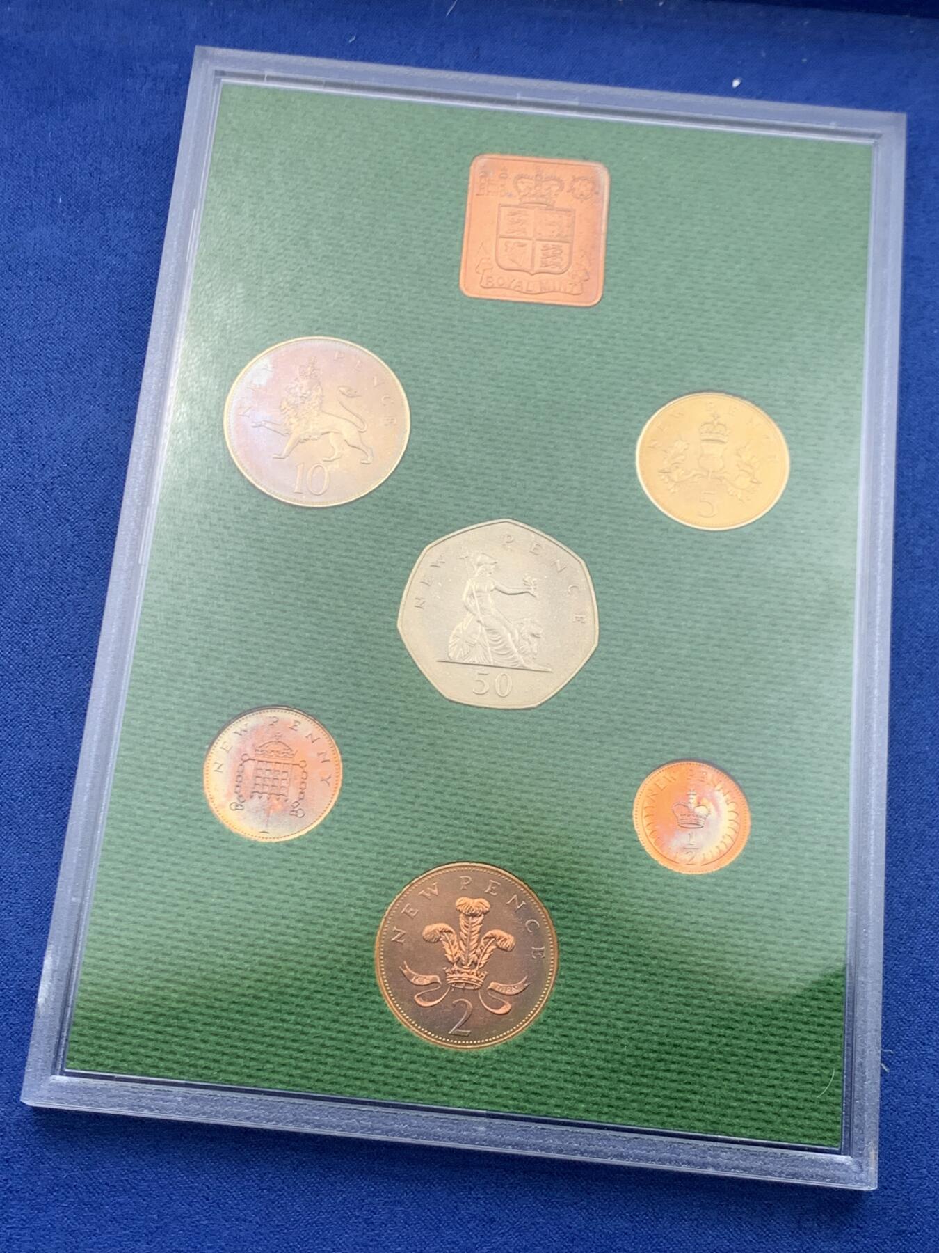 《竞宝斋》第446场 周日，周一，2场连拍 （全场包邮） 英国1975年精制套币 原装6枚币和1枚章 稀少 细节见图